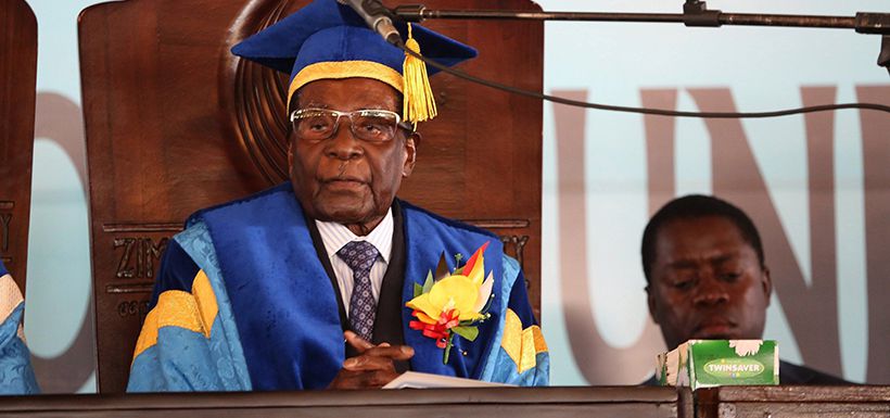 Mugabe preside un acto en su primera aparición pública tras el golpe militar