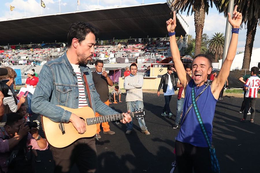 Caf Tacvba da un concierto sorpresa a caravana de migrantes La