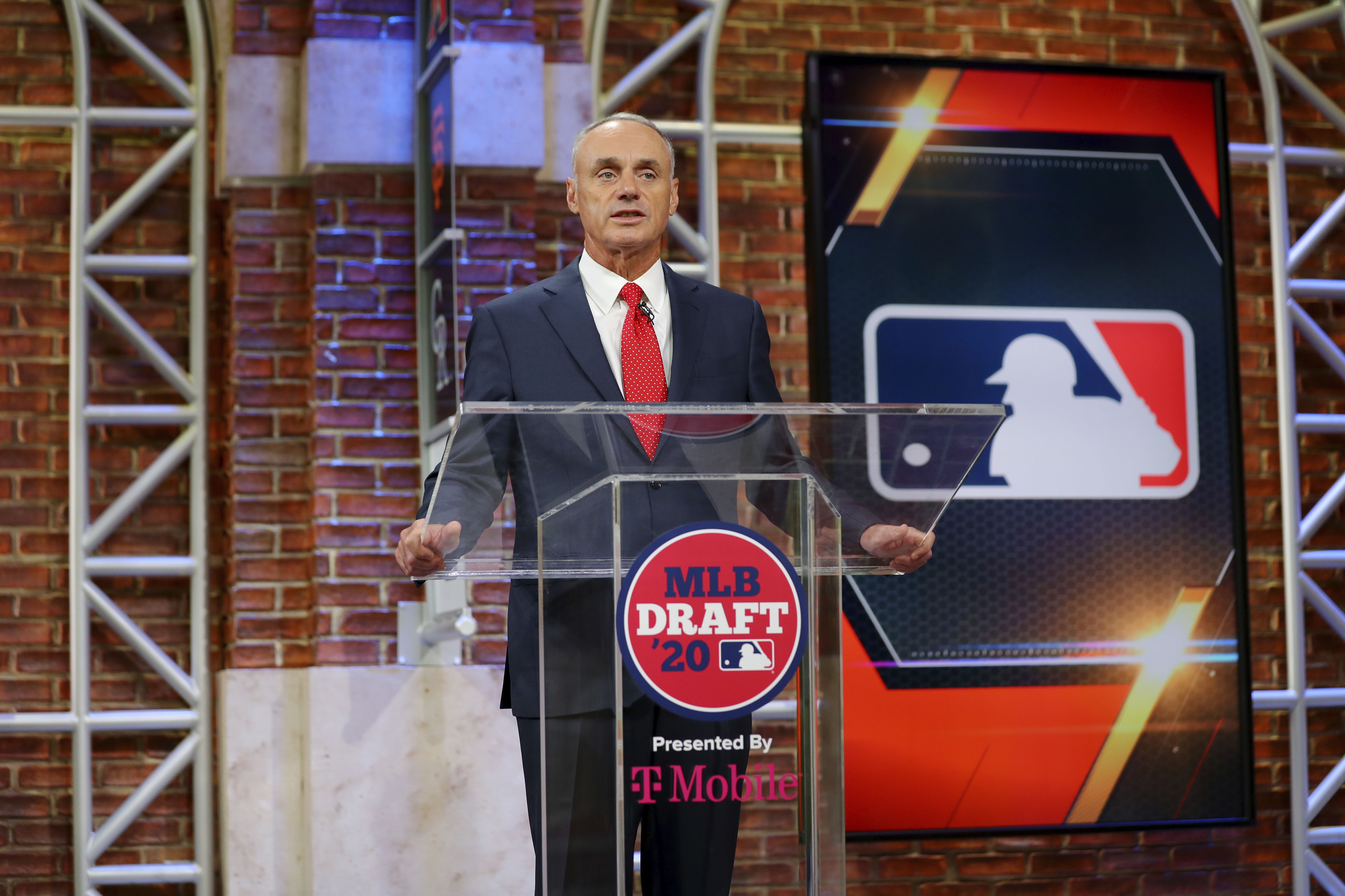 MLB players' new offer cut to 89 games, want prorated money - The