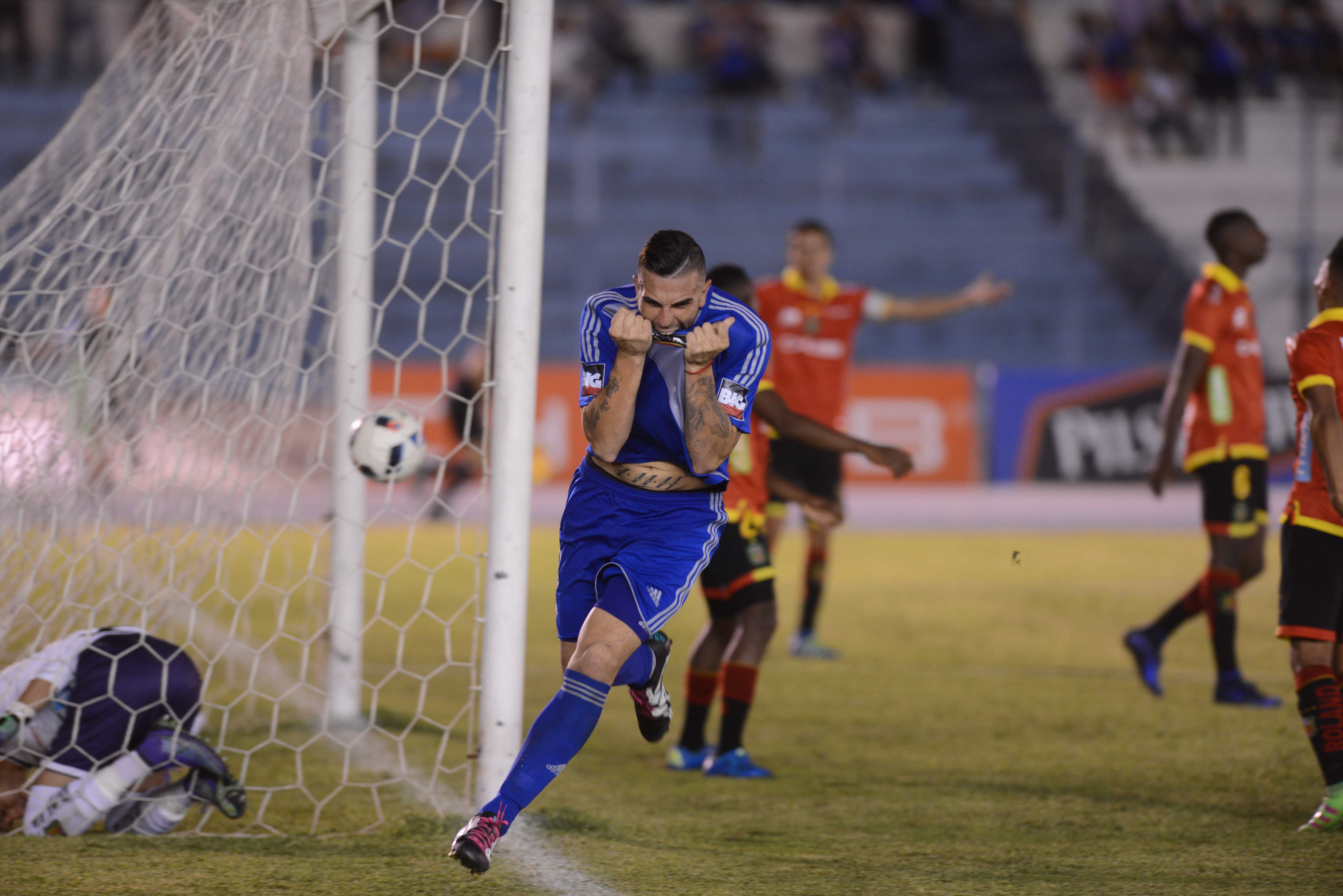 Emelec goleó 3-0 a Deportivo Cuenca y es líder provisional del campeonato