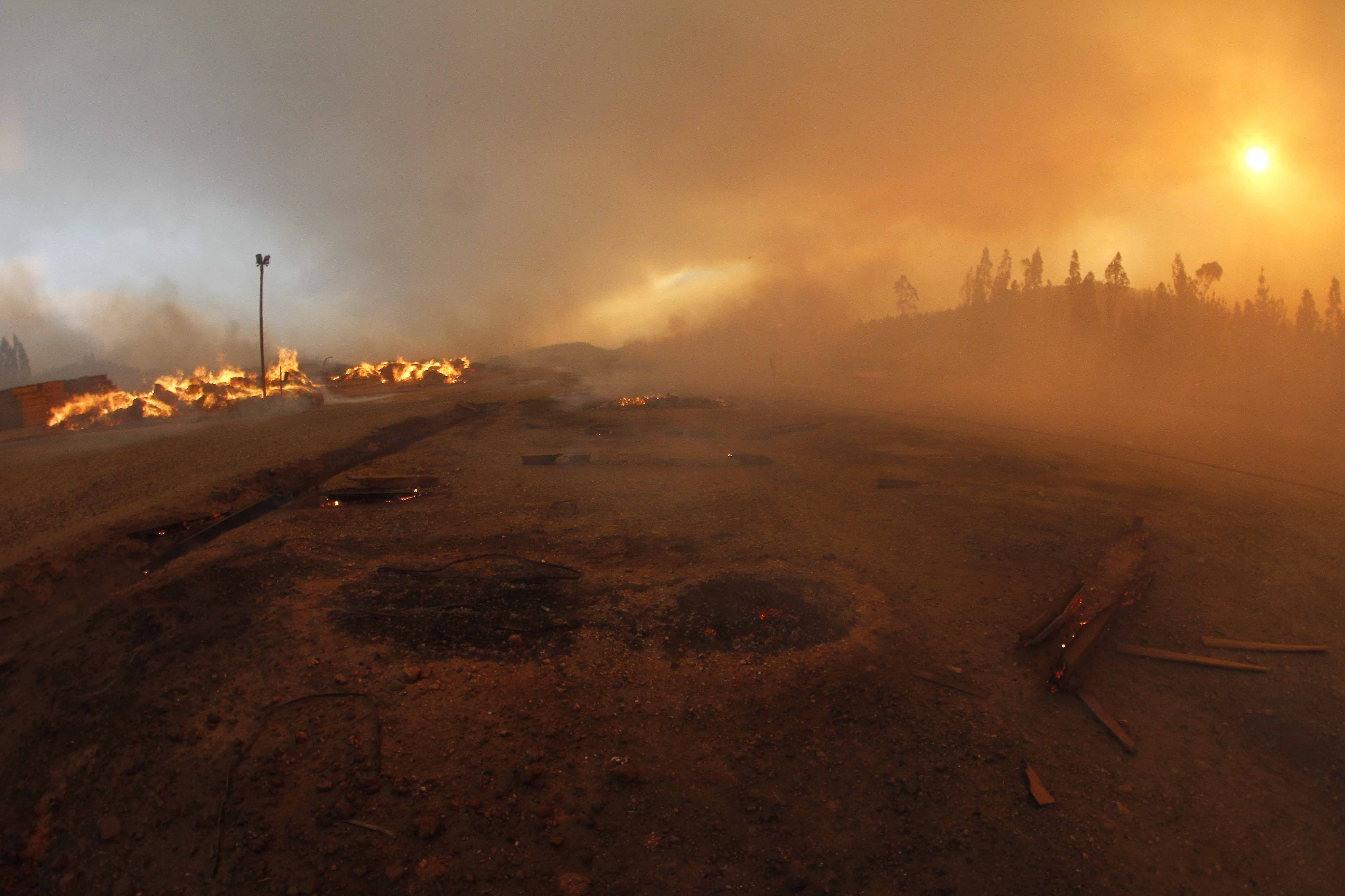 Habitantes de Santa Olga son vacuados por feroz incendio.