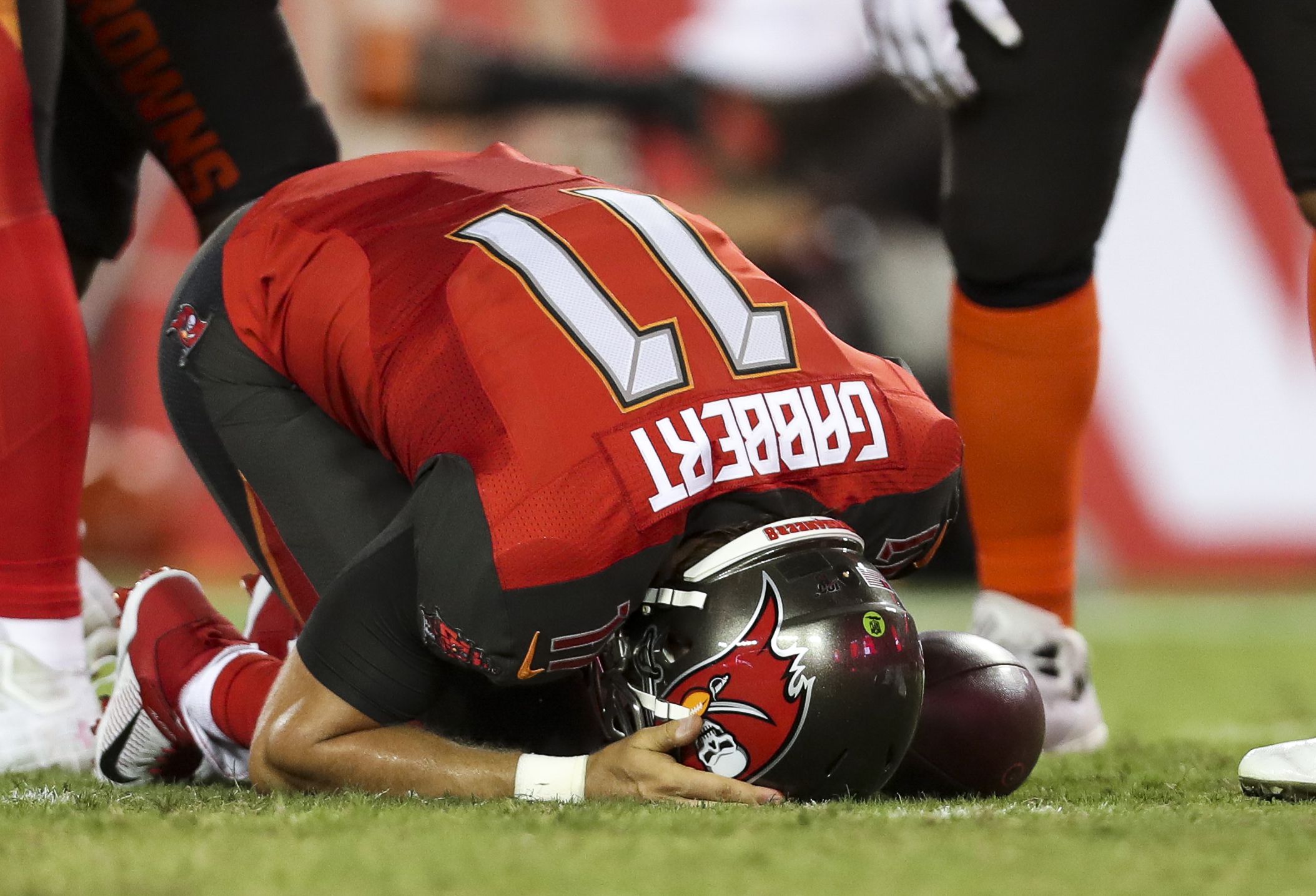 Jameis Winston injury: QB leaves game vs. Cardinals with hurt shoulder 