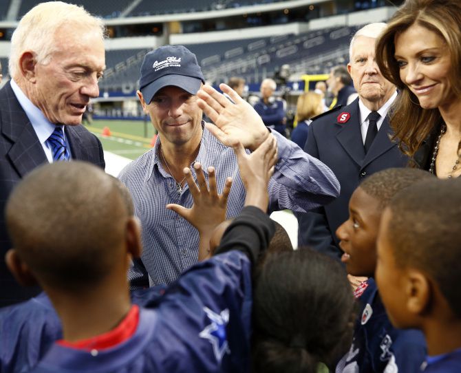 Who is singing at halftime of Redskins-Cowboys Thanksgiving game?