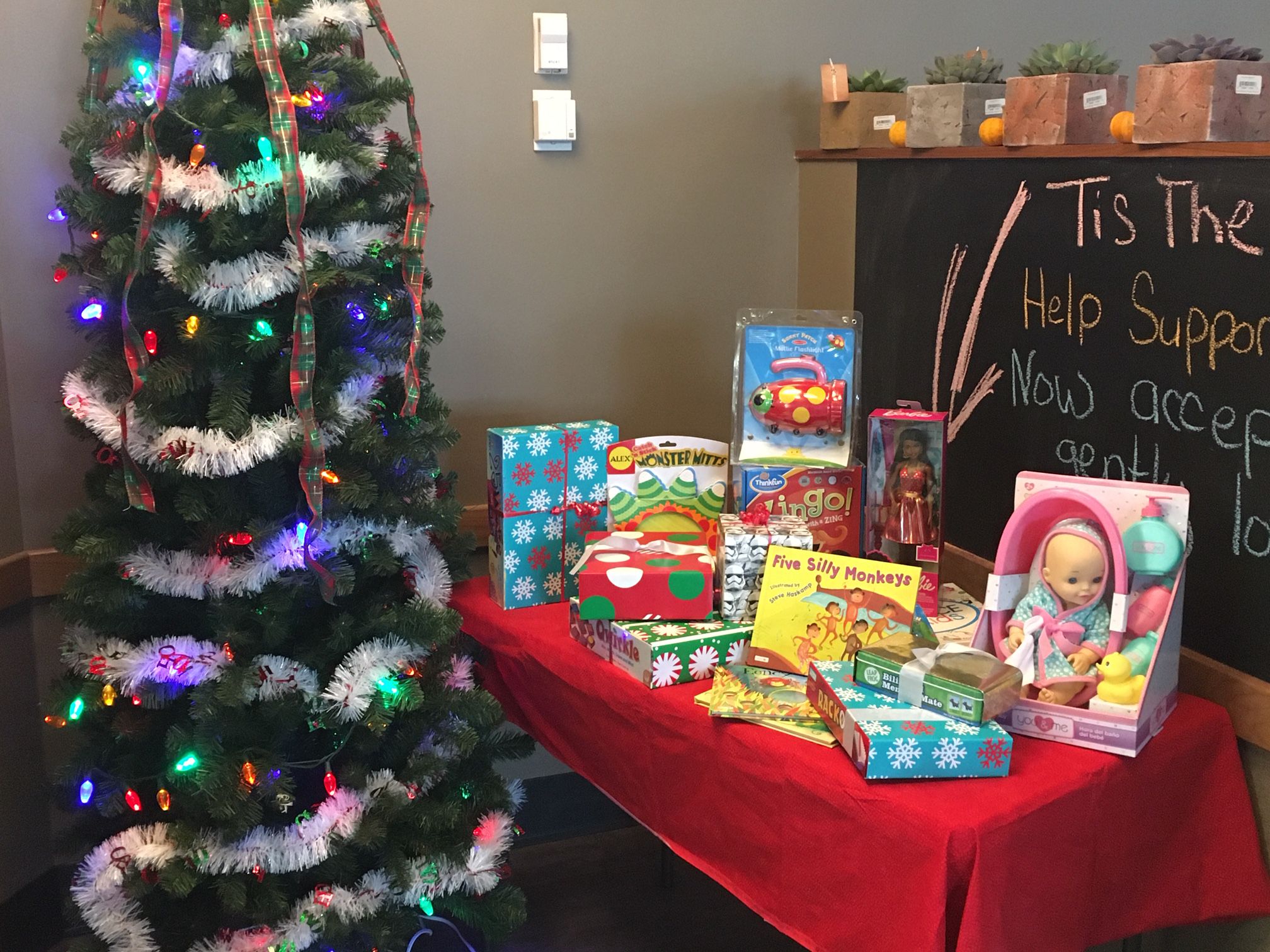 Hyvee Christmas Eve Hours 2022 Iowa City Hy-Vee Store Kicks Off Christmas Toy Drive