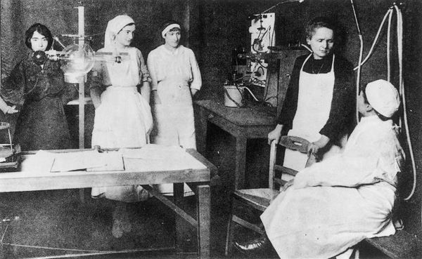 Marie_Curie_with_nurses_and_physician.jpg