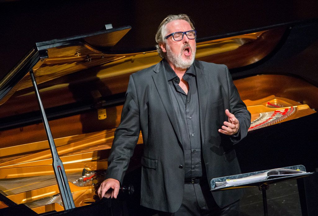 Tenor Simon O'Neill charms the crowd at recital, but the art-song singing —  well