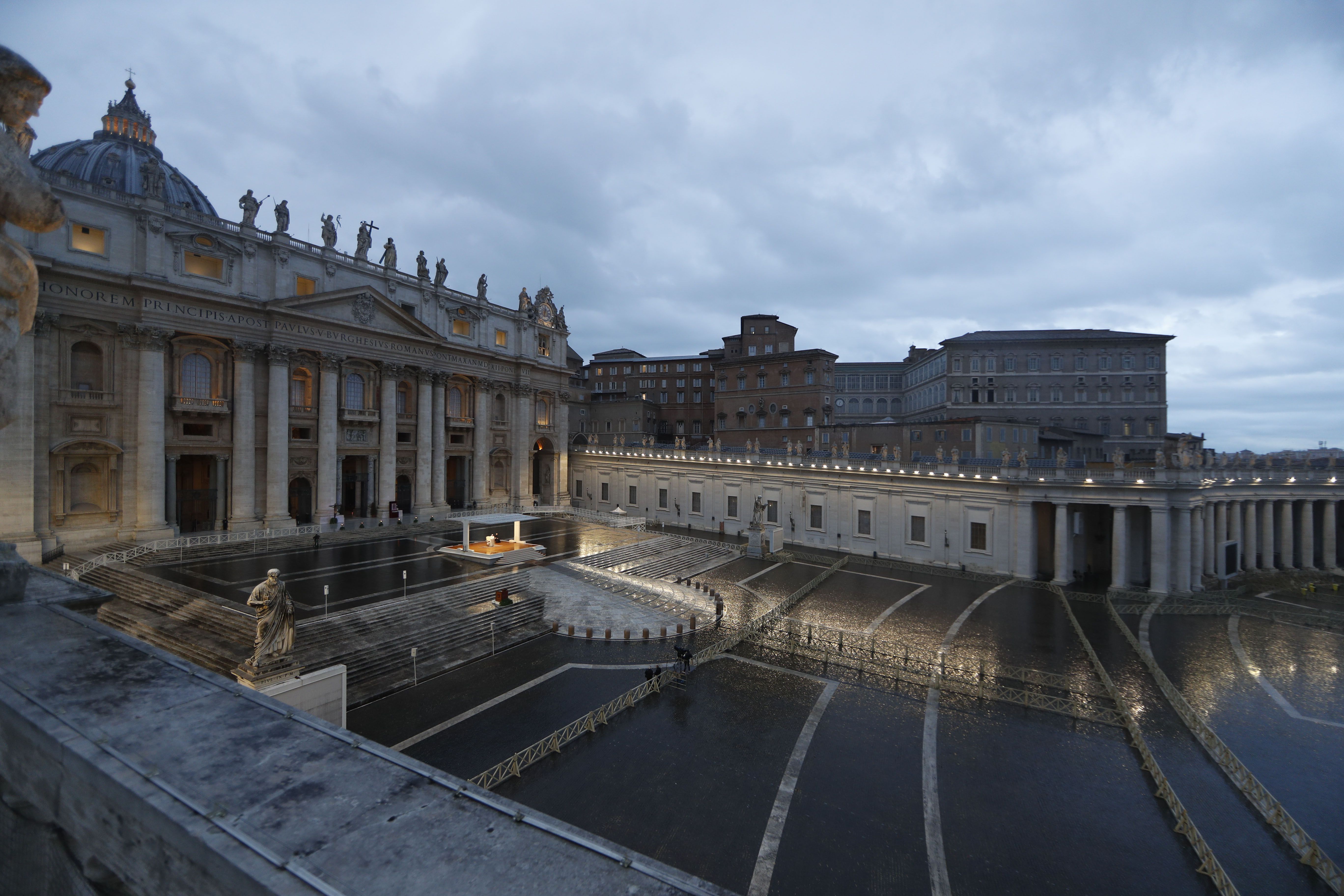 Rundt og rundt mager afbalanceret Coronavirus: Pope Francis prays at empty St. Peter's Square - 'Lord will  not leave us at the mercy of the storm' - masslive.com