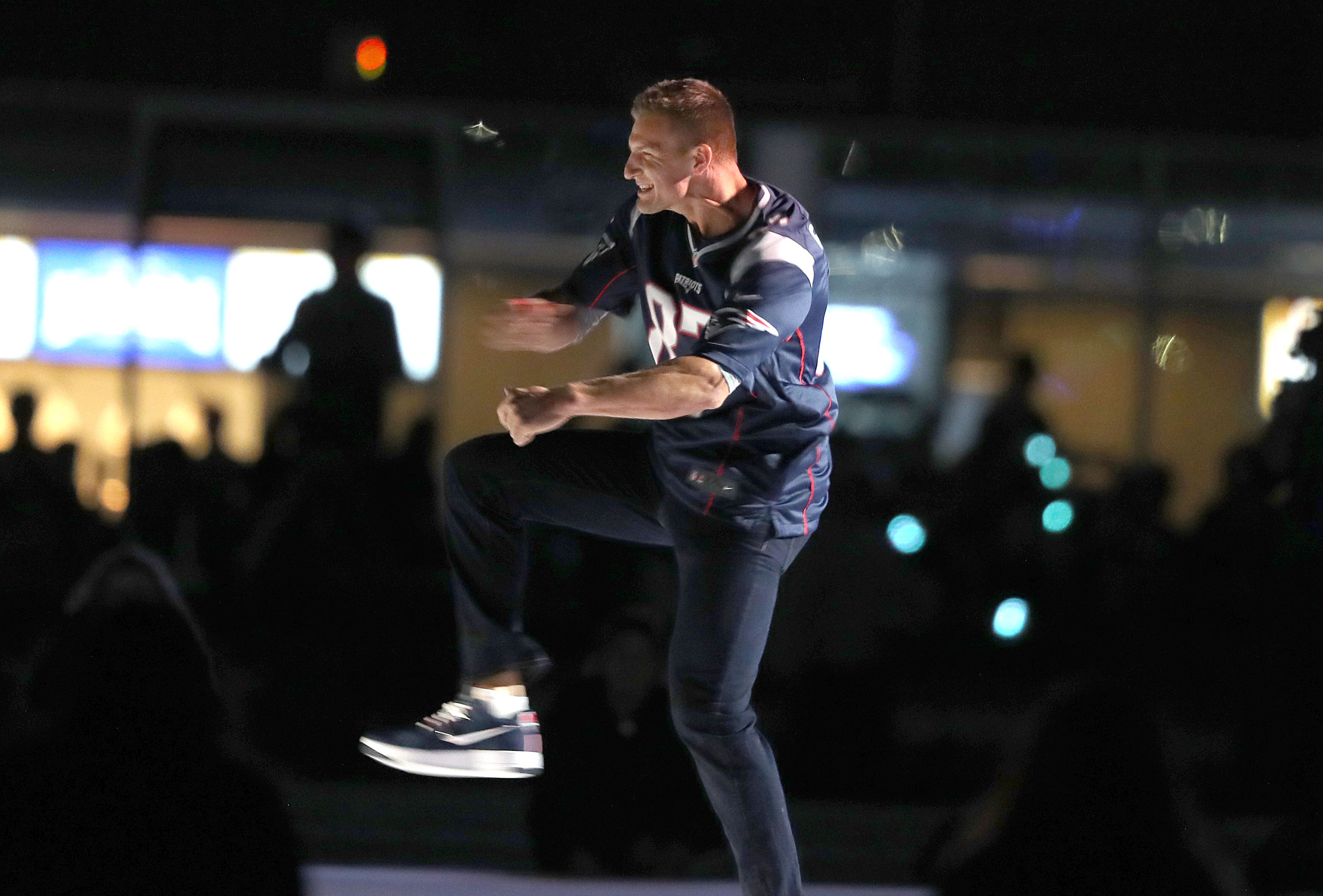 Watch Martellus Bennett dance with the Patriots cheerleaders after