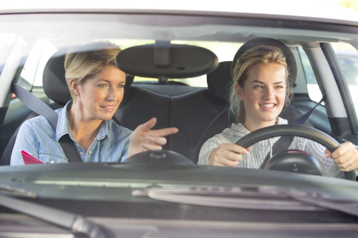 Blonde-girl-with-driving-instructor-compressor.jpg