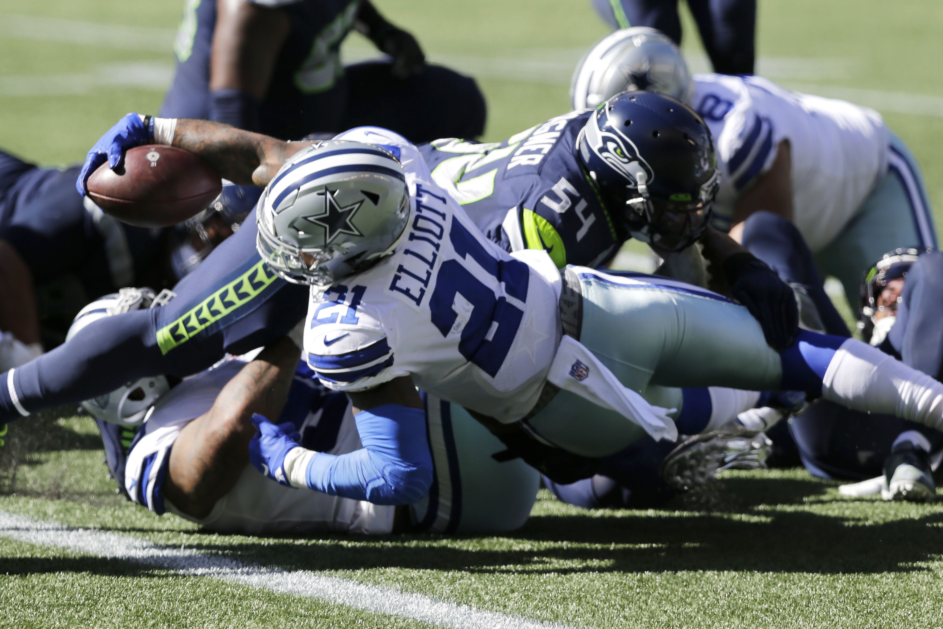 Seattle, WA, USA. 23rd Sep, 2018. Dallas Cowboys quarterback Dak Prescott (4)  before a game between the Dallas Cowboys and Seattle Seahawks at  CenturyLink Field in Seattle, WA. The Seahawks defeated the