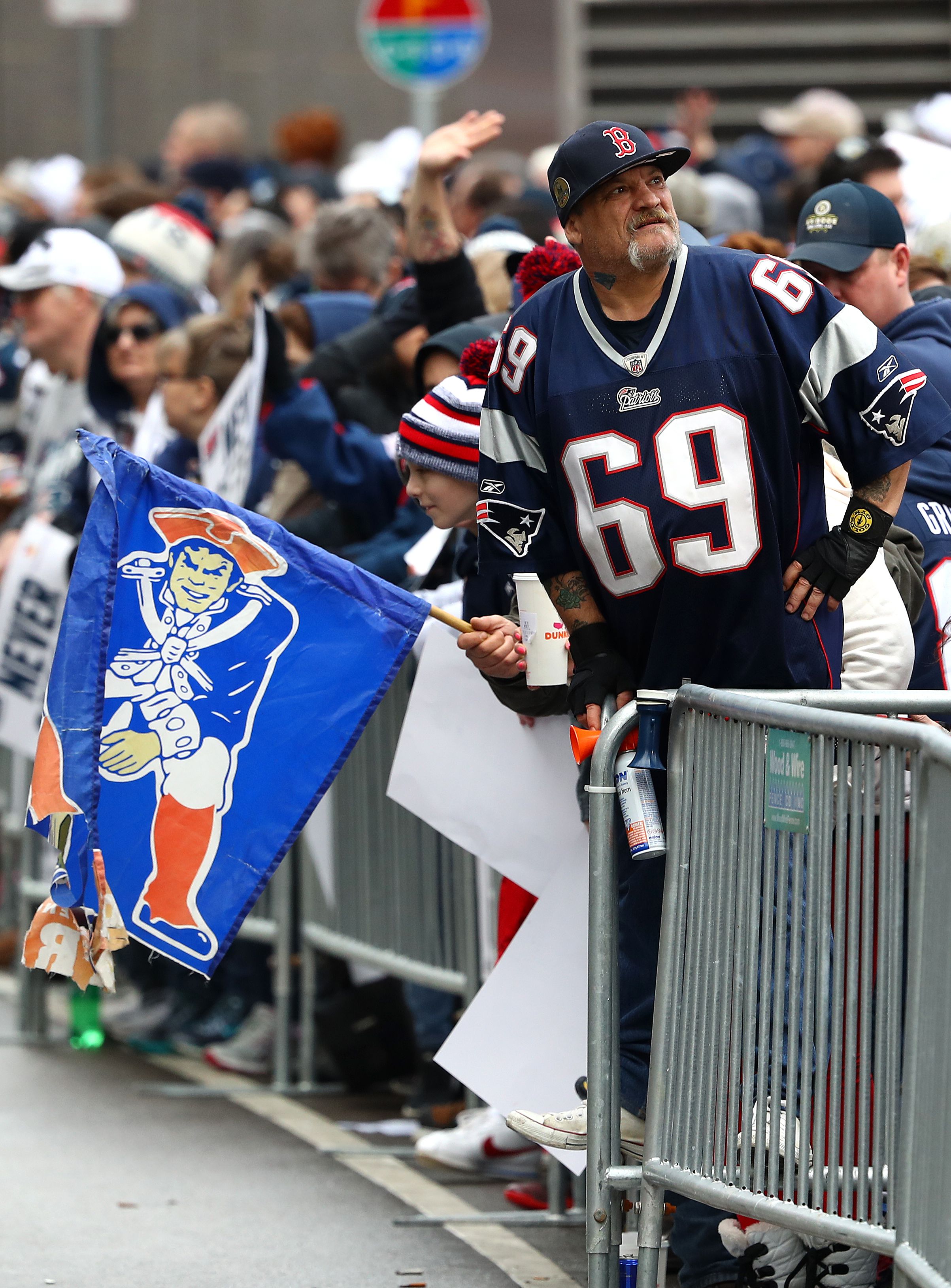 Patriots' Rob Gronkowski rocks 69 jersey for Super Bowl parade