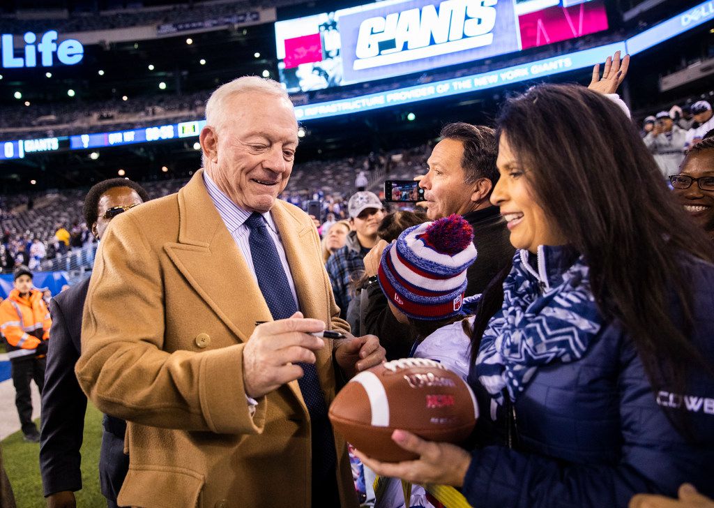 These Dallas Cowboys players will be signing autographs at the Galleria on  Dec. 6