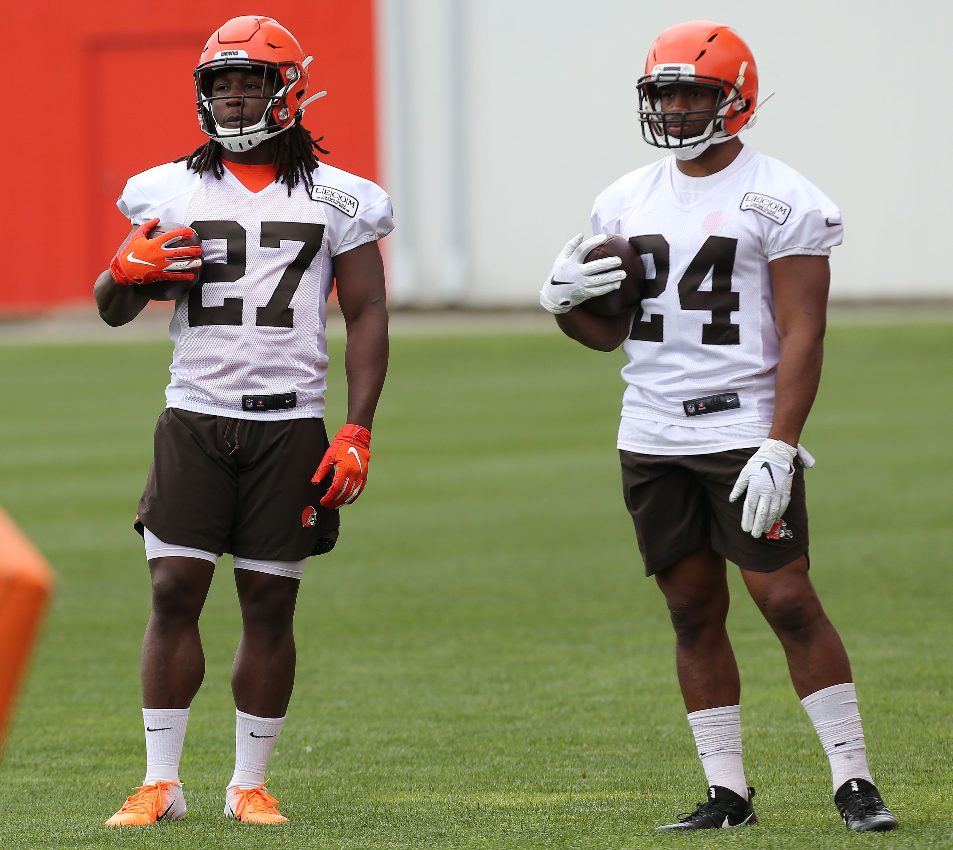 Cleveland Browns running backs Kareem Hunt (27) and Nick Chubb (24