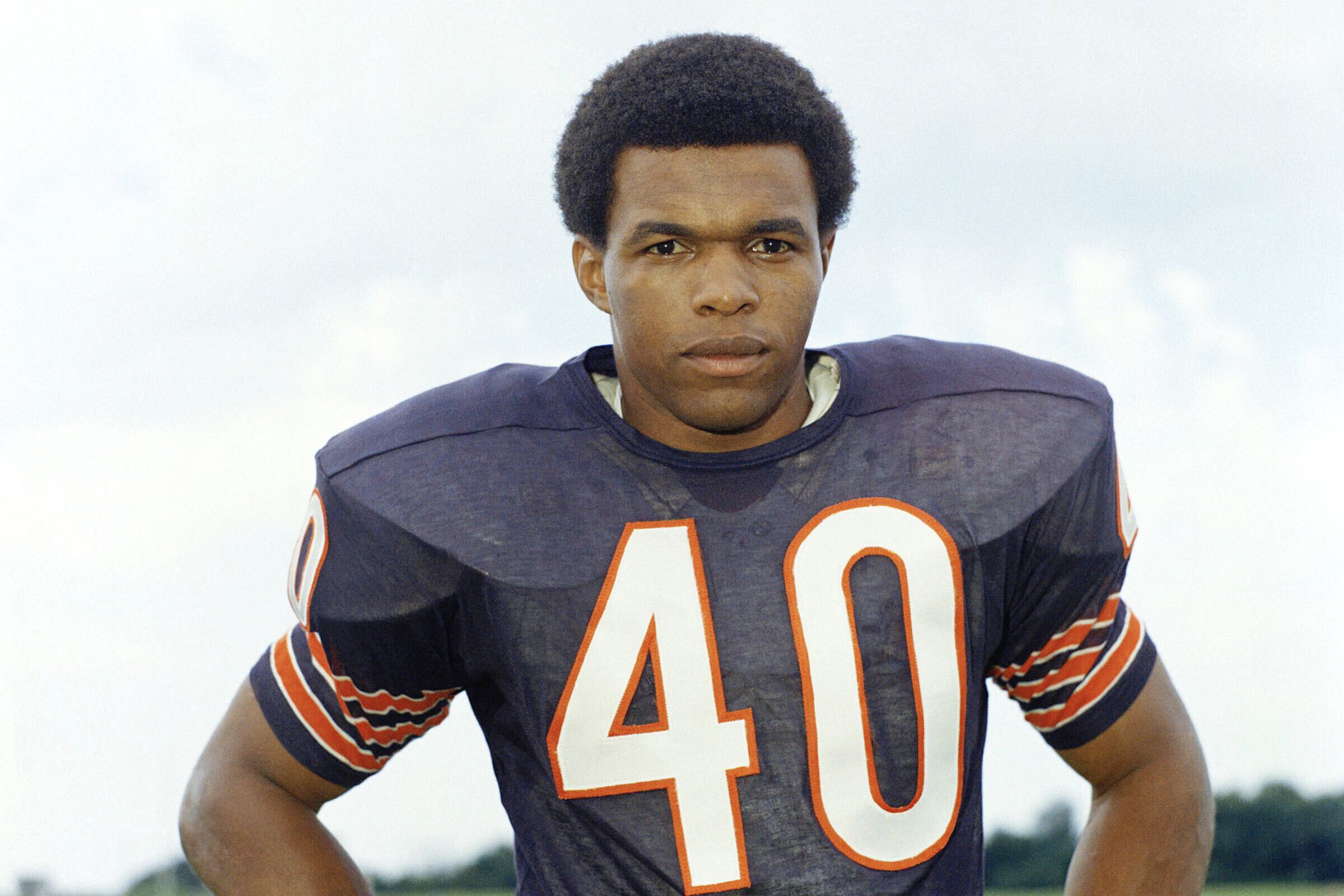 AWESOME YOUNG HALL OF FAME GREAT GALE SAYERS BEARS 8X10 PHOTO 