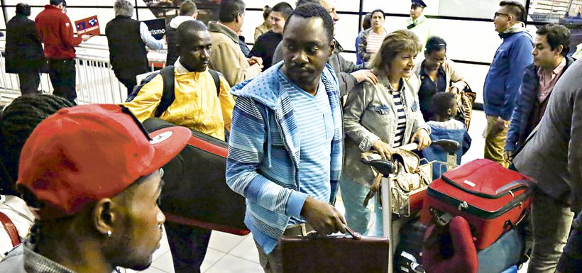 Ciudadanos haitianos en el Aeropuerto Internacional de Santiago.