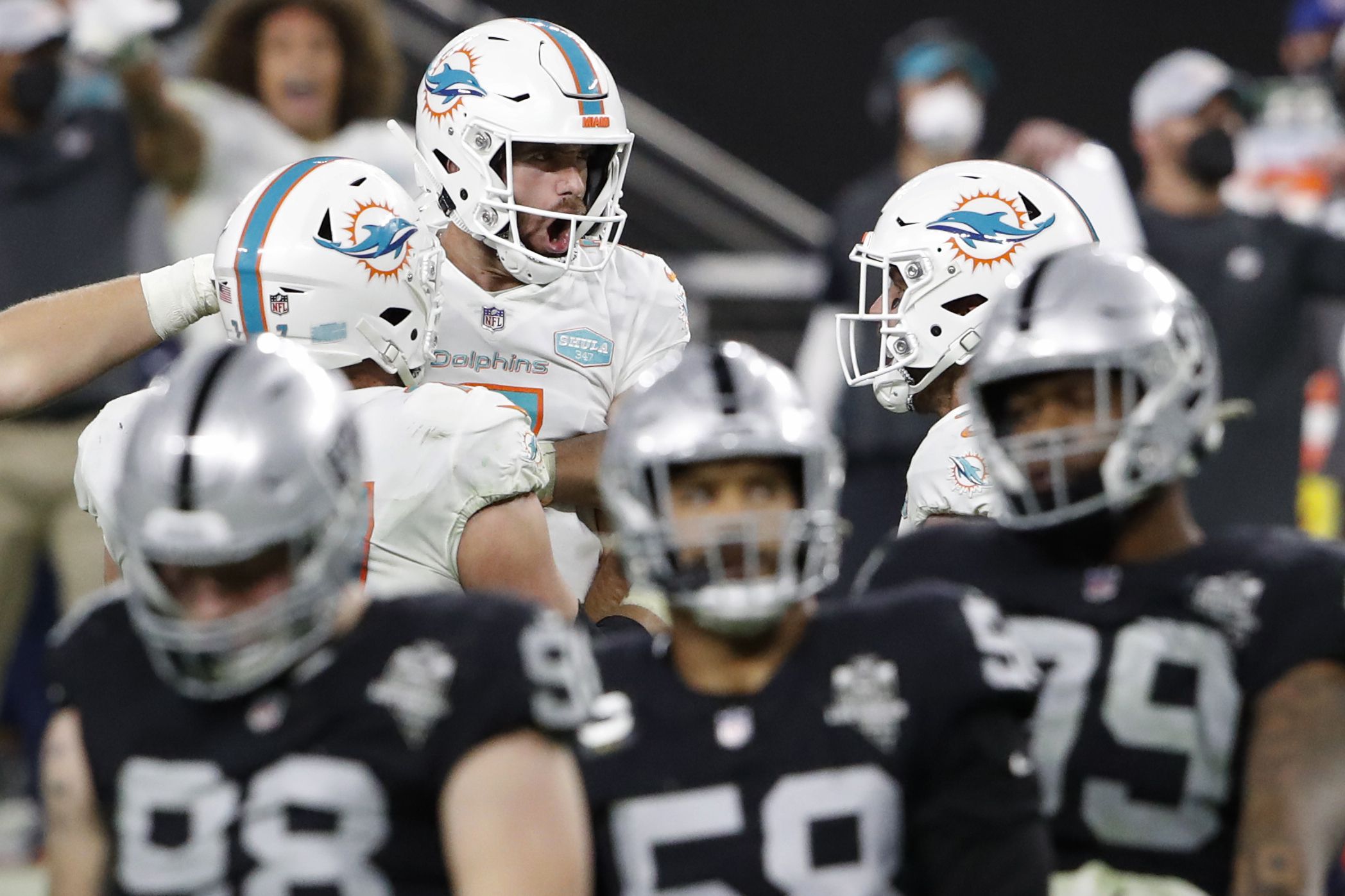 Dolphins stun Raiders 26-25 to move step closer to playoffs