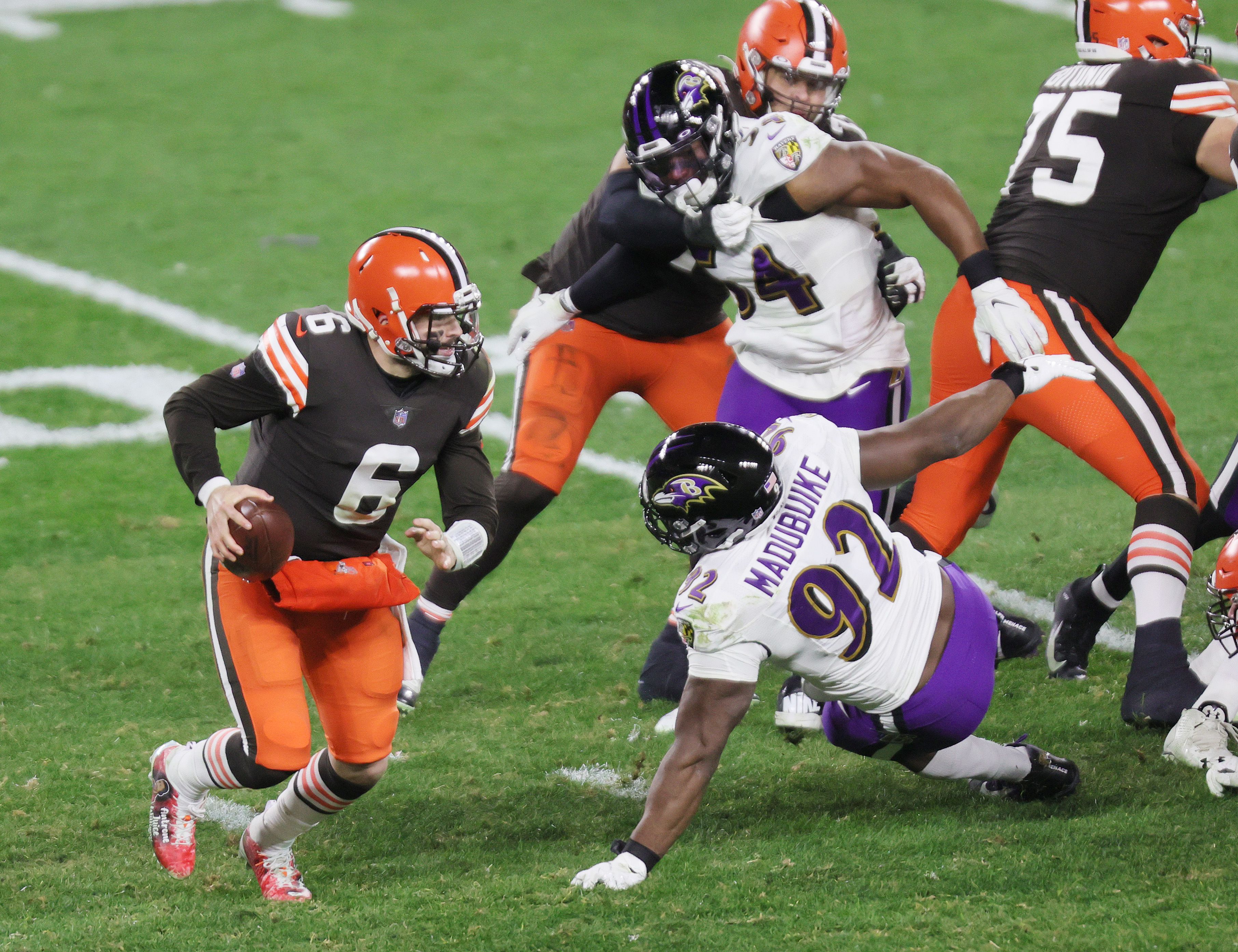 Watch Kareem Hunt catch a 22-yard TD pass from Baker Mayfield with 1:04  left to tie Baltimore 