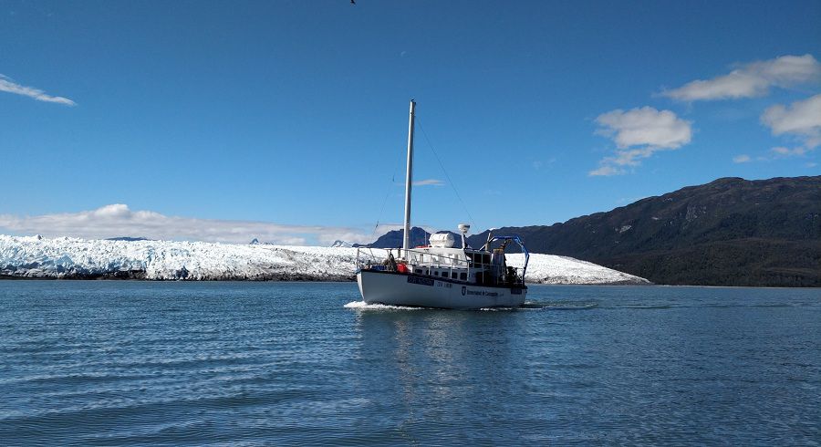 Embarcación-Sur-Austral-navegando-junto-al-Glaciar-PIO-XI.jpg