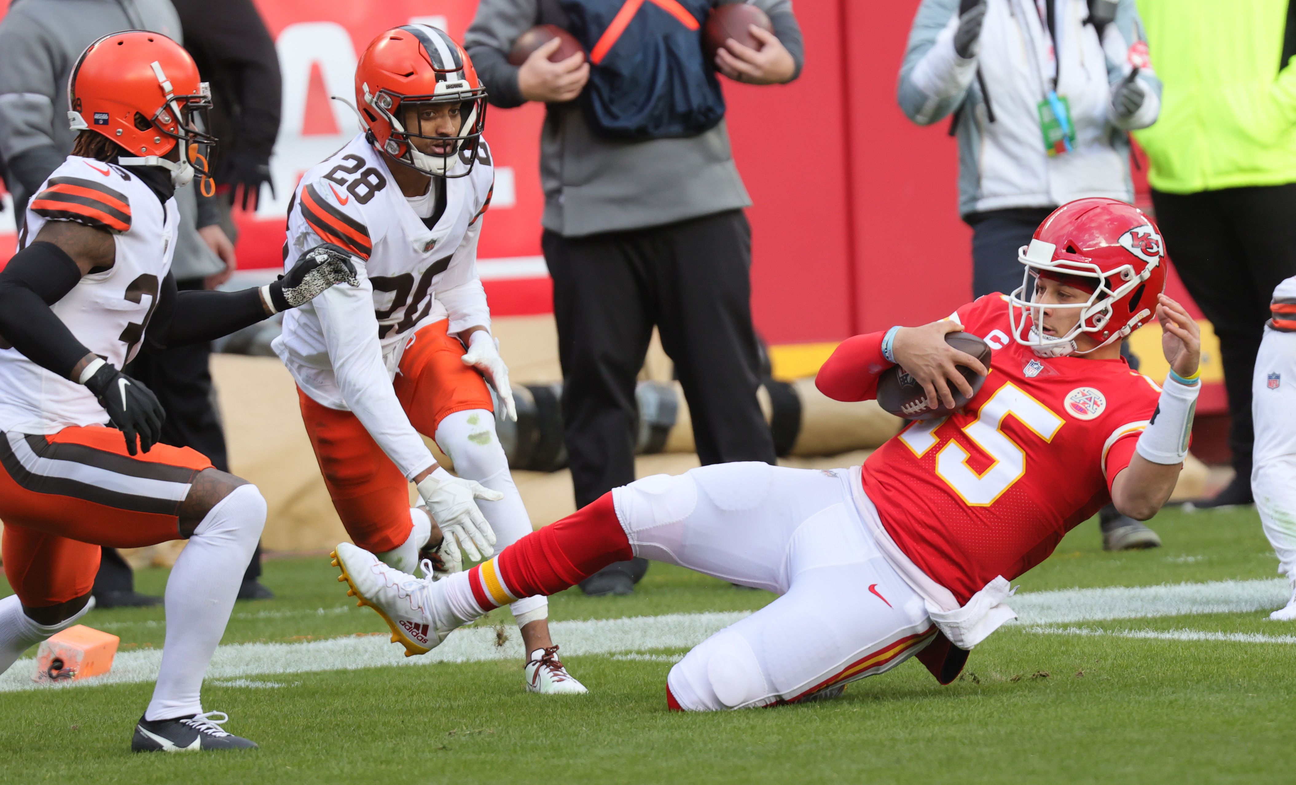 Cleveland Browns 17-22 Kansas City Chiefs: Patrick Mahomes suffers  concussion as Chiefs hold on to reach AFC Championship game, NFL News