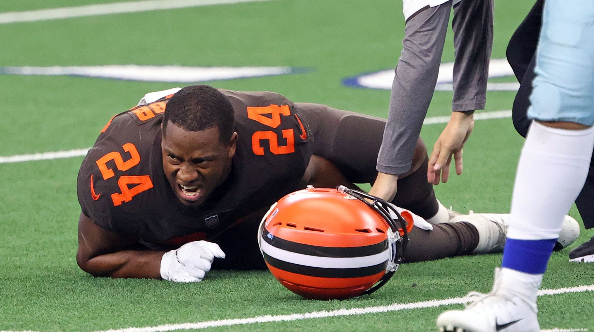 Browns RB Nick Chubb carted off field with serious knee injury