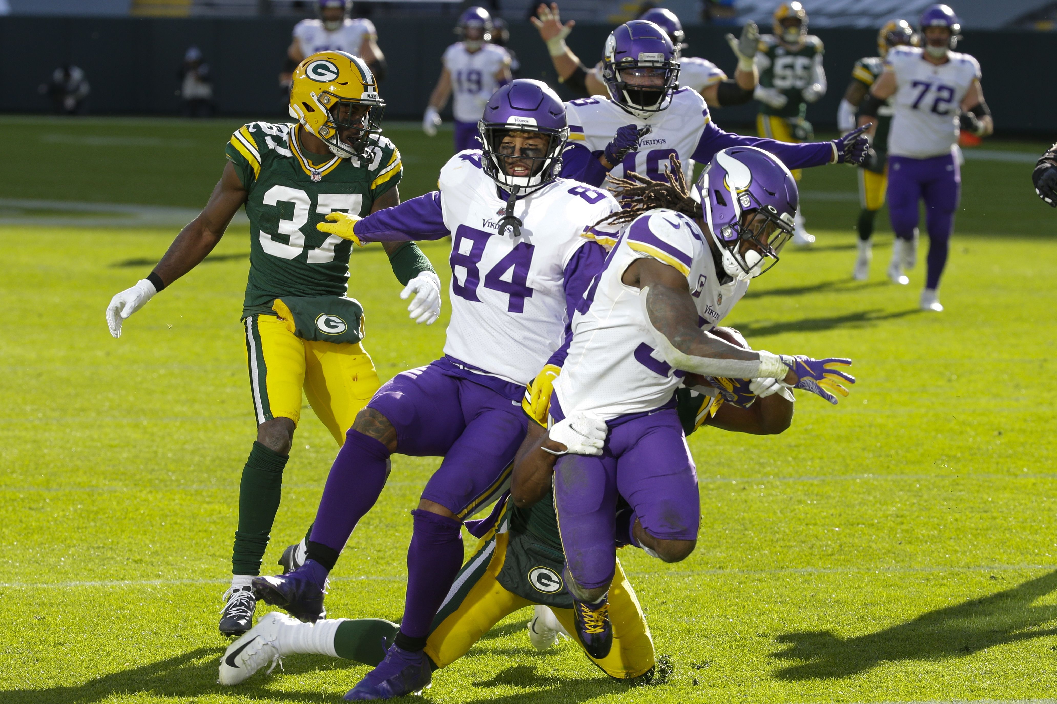 Cook's 4 TDs help Vikings knock off Packers 28-22