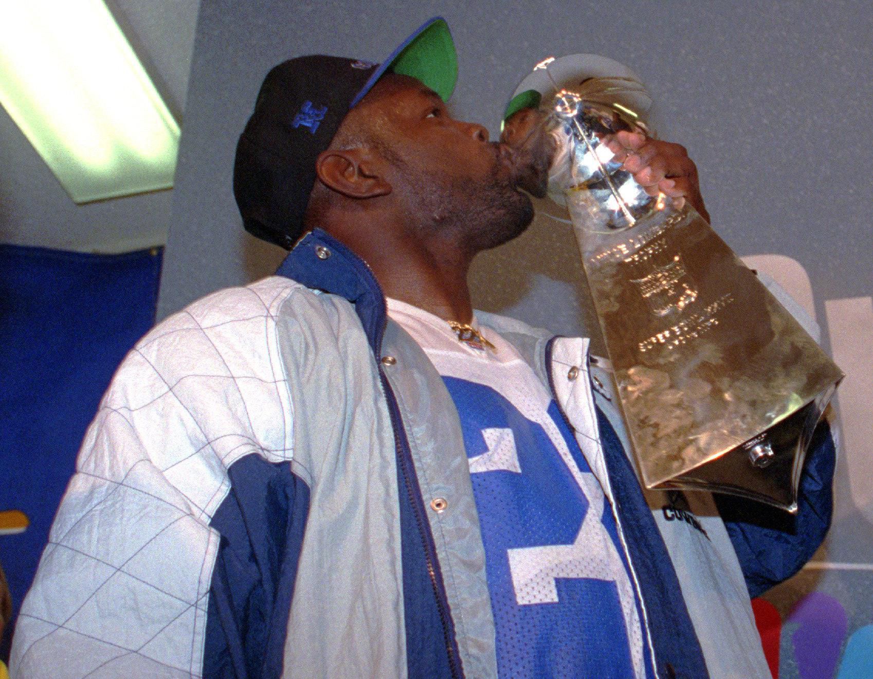 Dallas Cowboys safety James Washington blows a kiss to the crowd after  intercepting a Jim Kelly pass in the fourth quarter of Super Bowl XXVIII in  Atlanta, Jan , 30 , 1994.