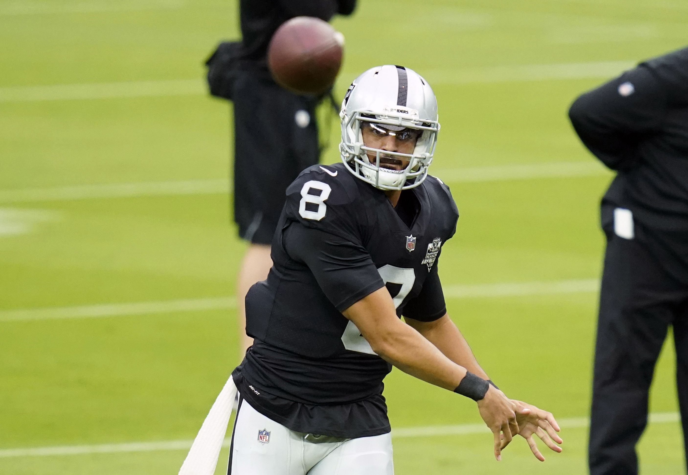 Derek Carr injured vs. Chargers, Marcus Mariota takes over