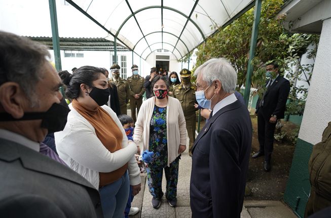 Piñera se reúne con viuda de carabinero Eugenio Nain