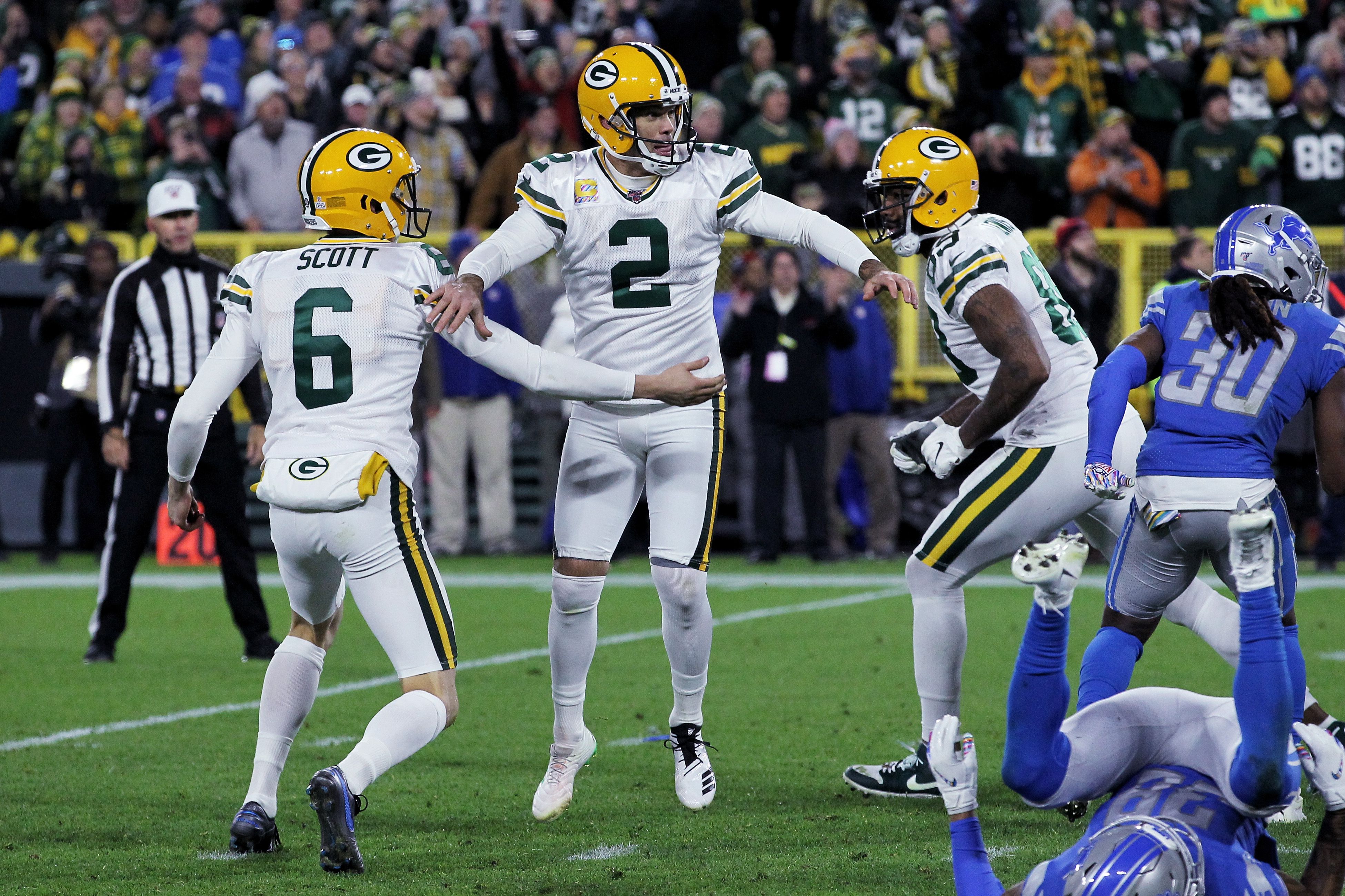 Packers-Lions: Mason Crosby does Lambeau Leap after GW FG (video