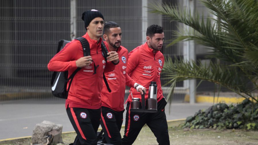 La seleccion de futbol de Chile llega hasta el aeropuerto donde partira rumbo a Rusia para jugar la Copa Fifa Confederaciones 2017