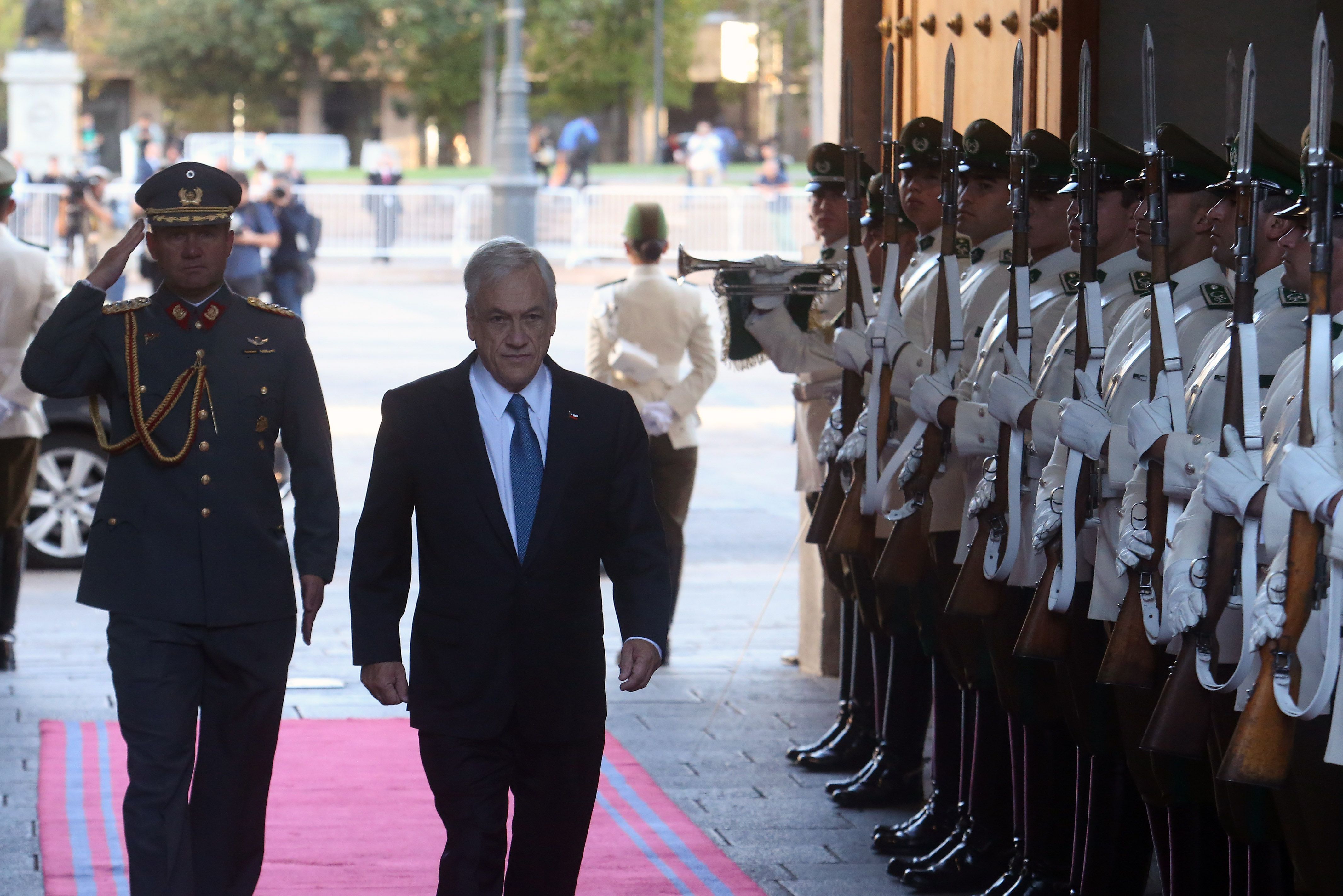 Sebastian Pi–era es recibido por la Guardia de Palacio