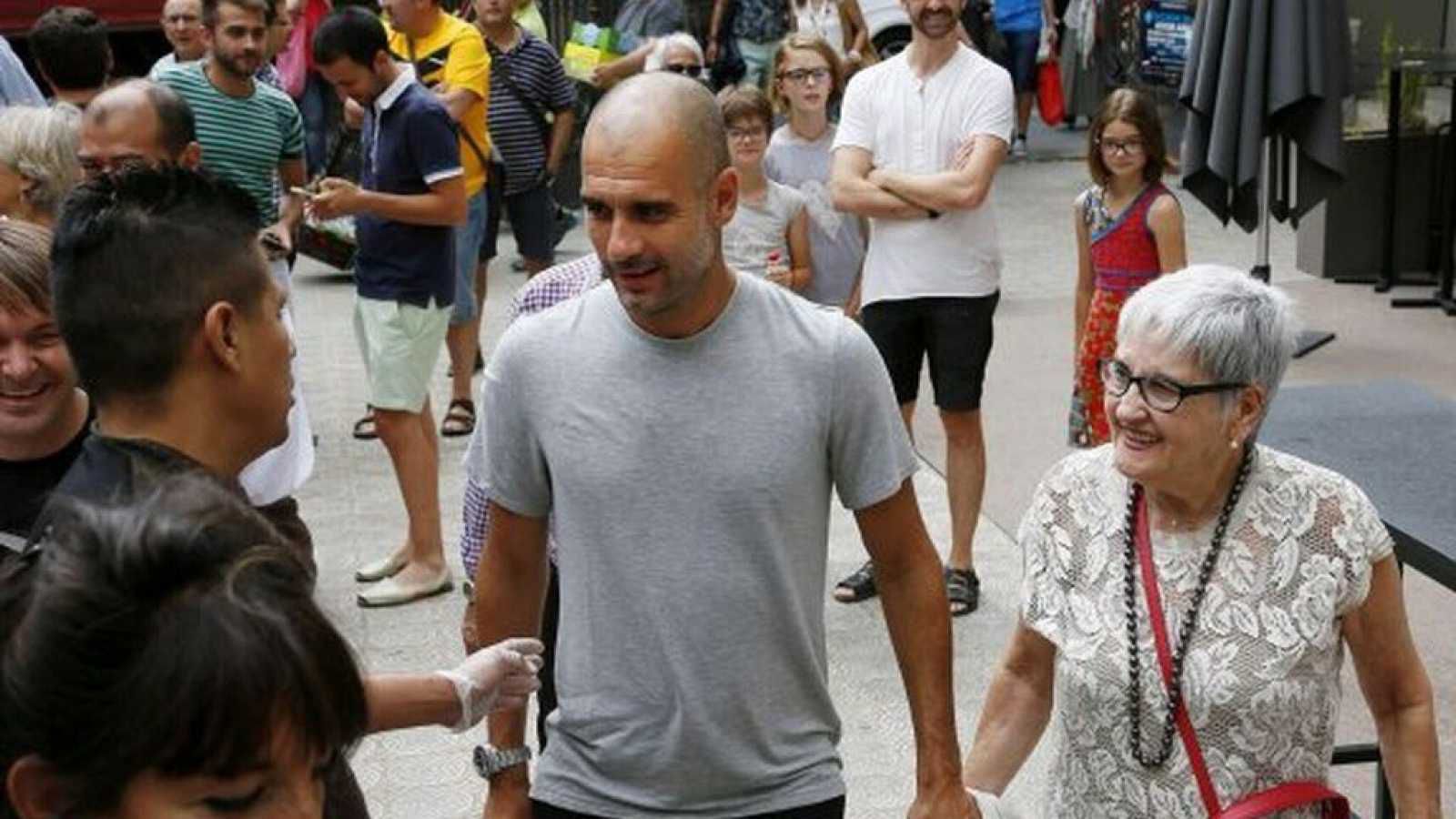 Pep Guardiola y su madre