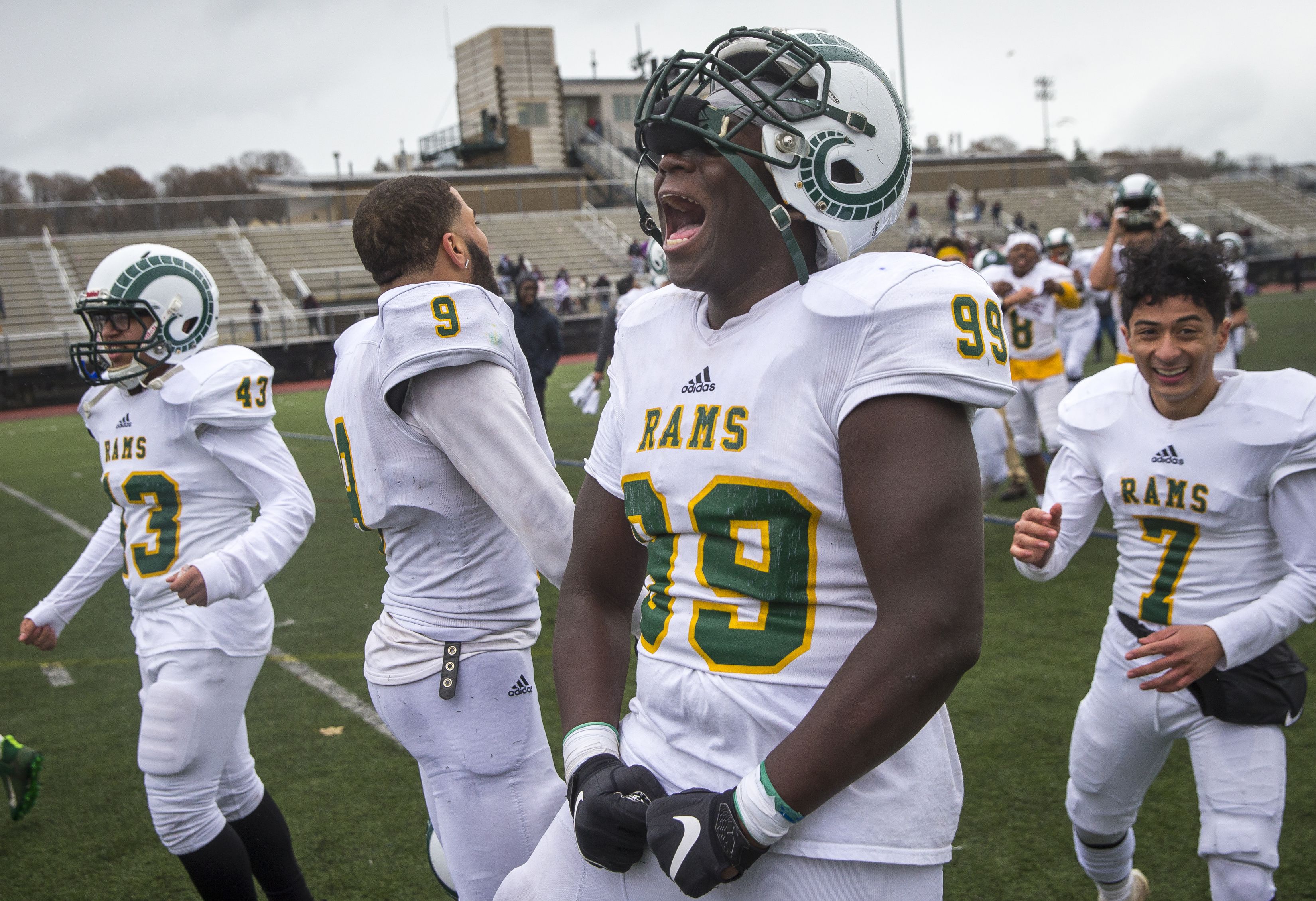 The best photos from the 2019 Thanksgiving high school games - The Boston  Globe