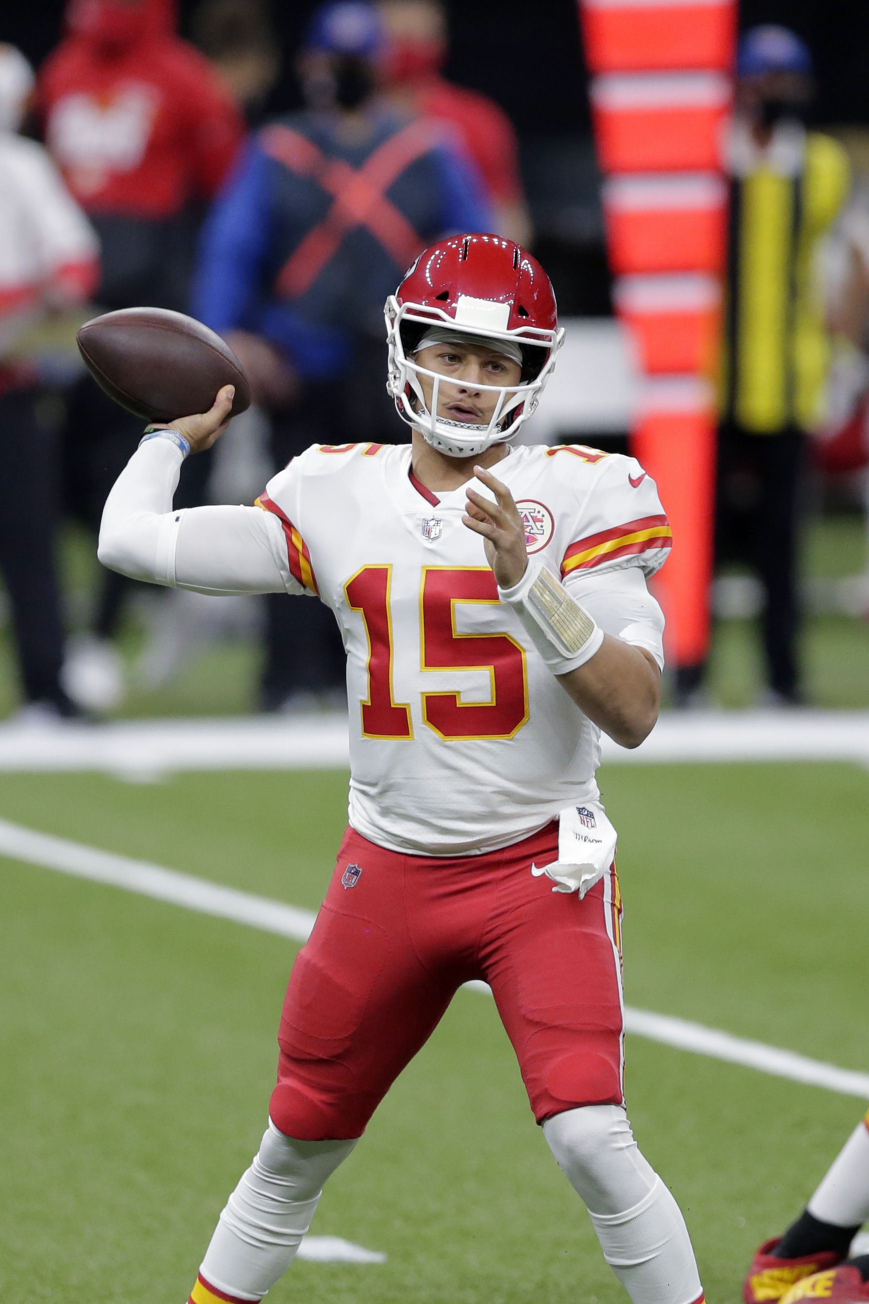 Mahomes' dramatic flair marks Chiefs' 32-29 win over Saints