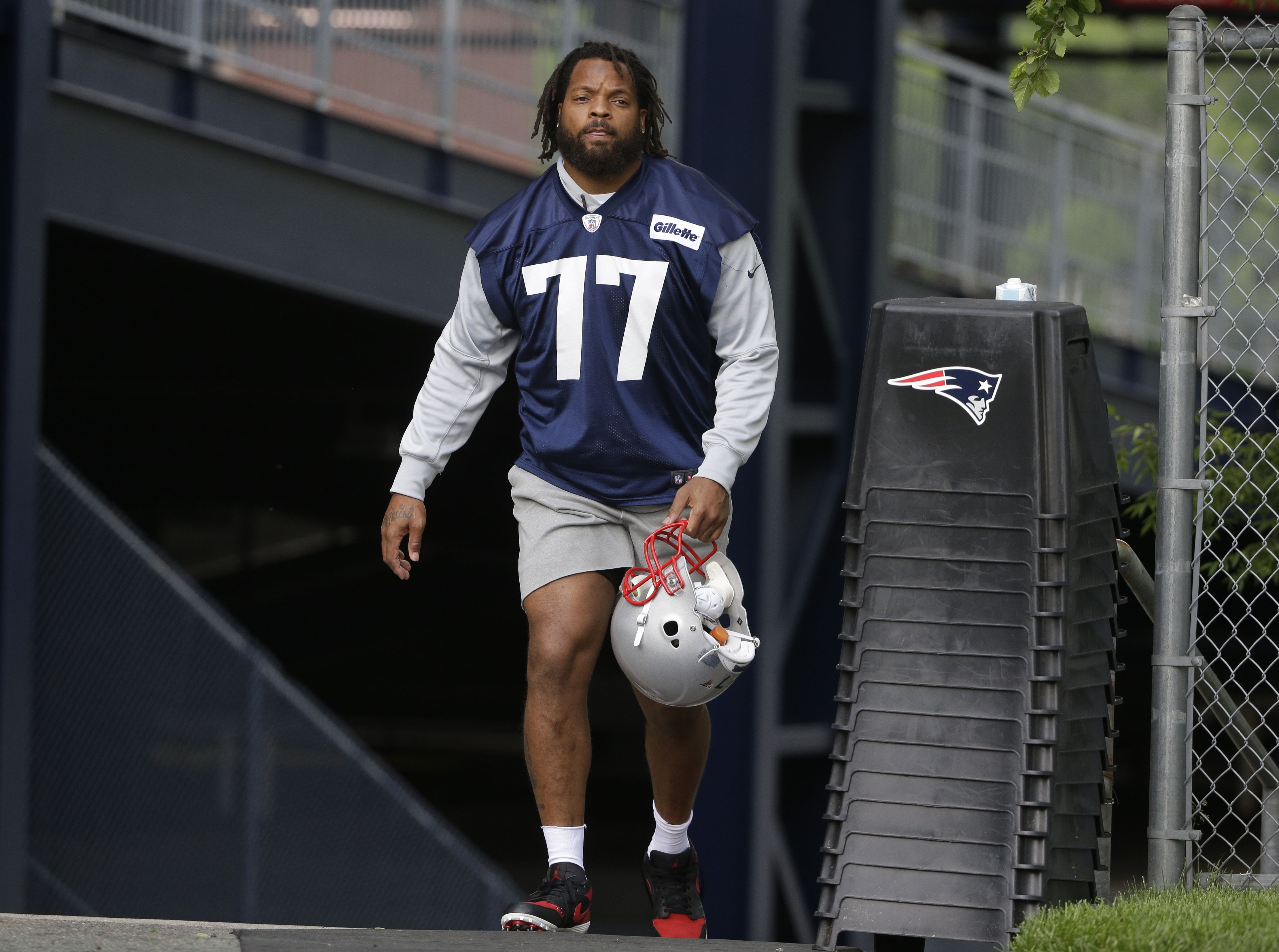 Michael Bennett takes long route to 1st practice with Pats