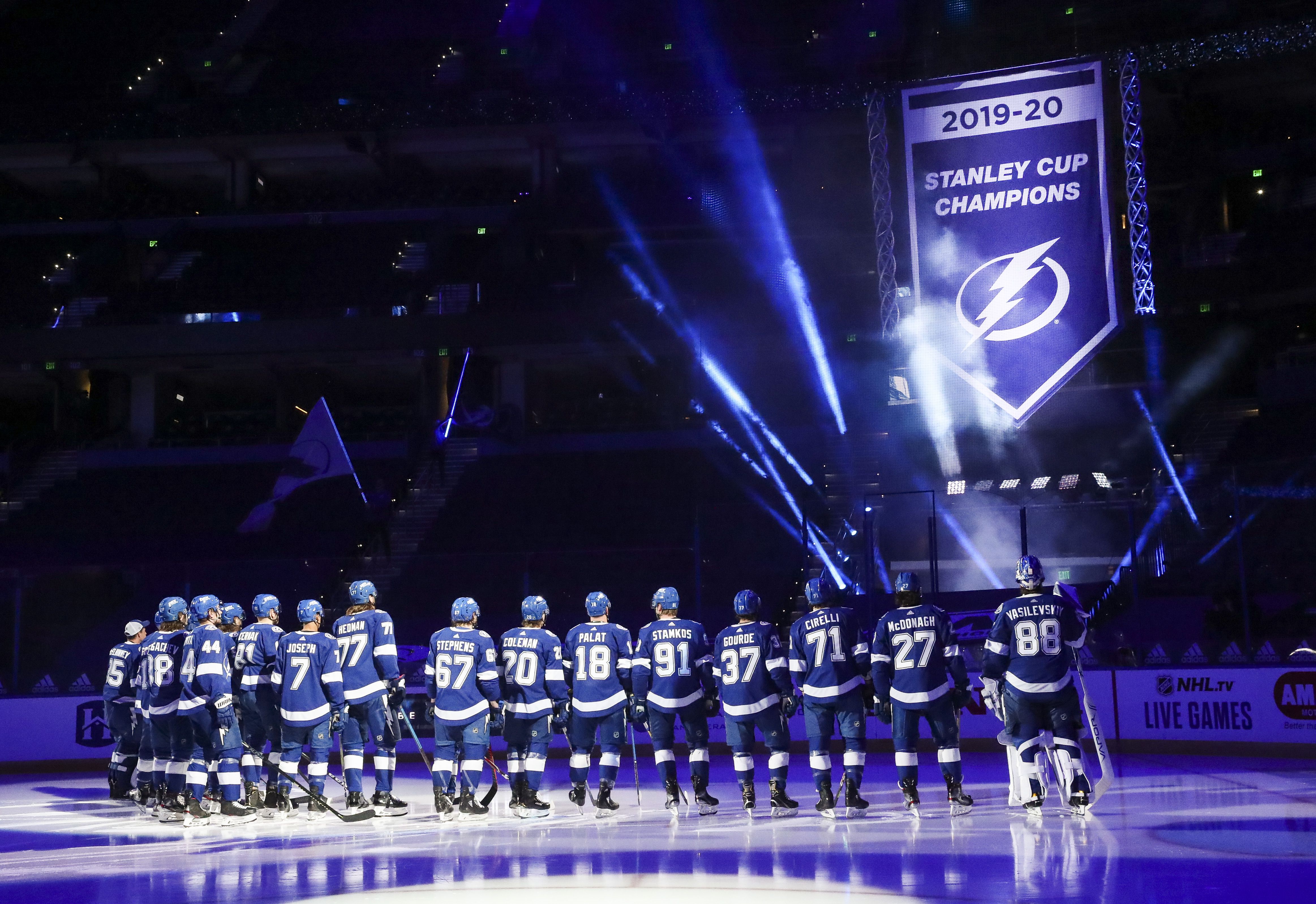 Lightning raise second straight Stanley Cup championship banner