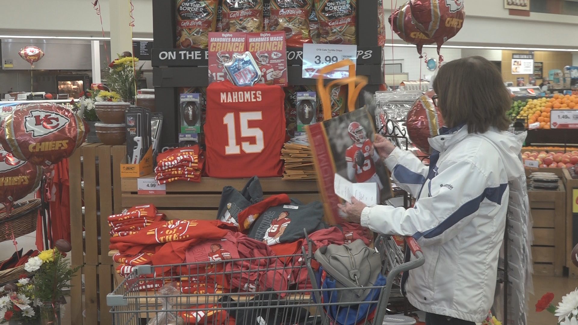 Lee's Summit Hy-Vee helping Chiefs fans gear up for playoffs