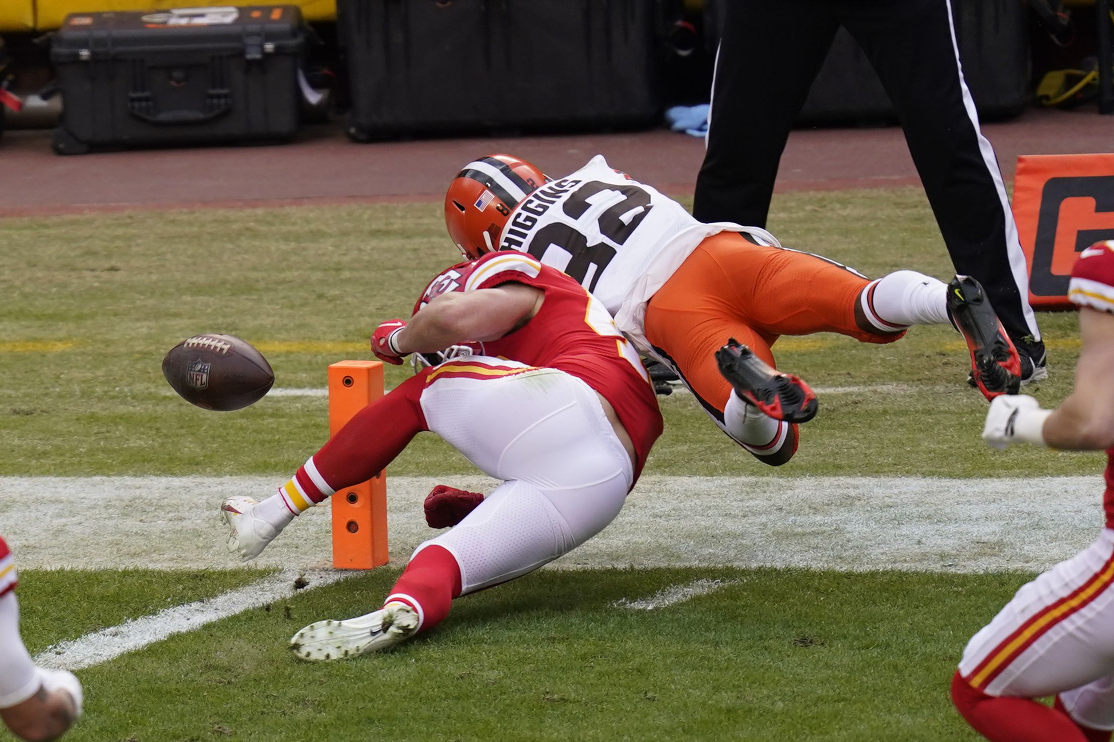 Browns' Rashard Higgins fumbles through endzone, Devin McCourty repeats  lesson from Bill Belichick: 'Don't reach it!' 