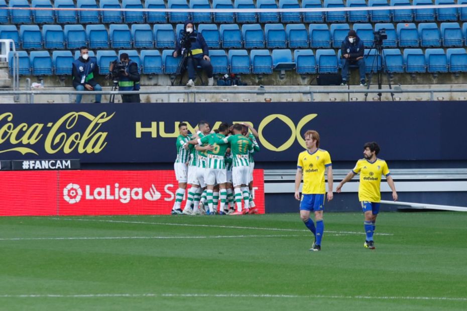 El plantel del Betis celebra el gol de Juanmi contra el Cádiz.