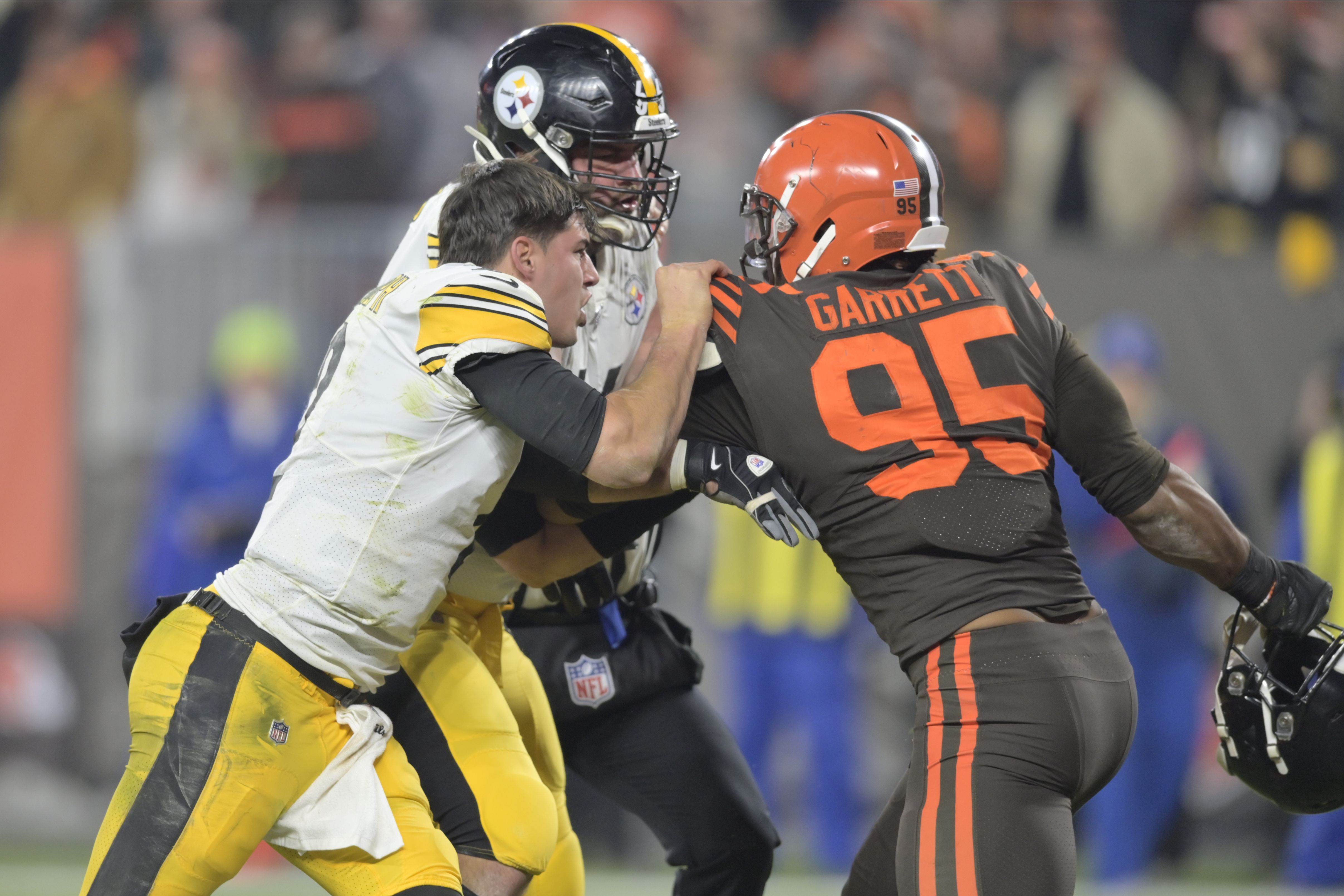 Watch: Browns' Garrett swings helmet at head of Steelers QB