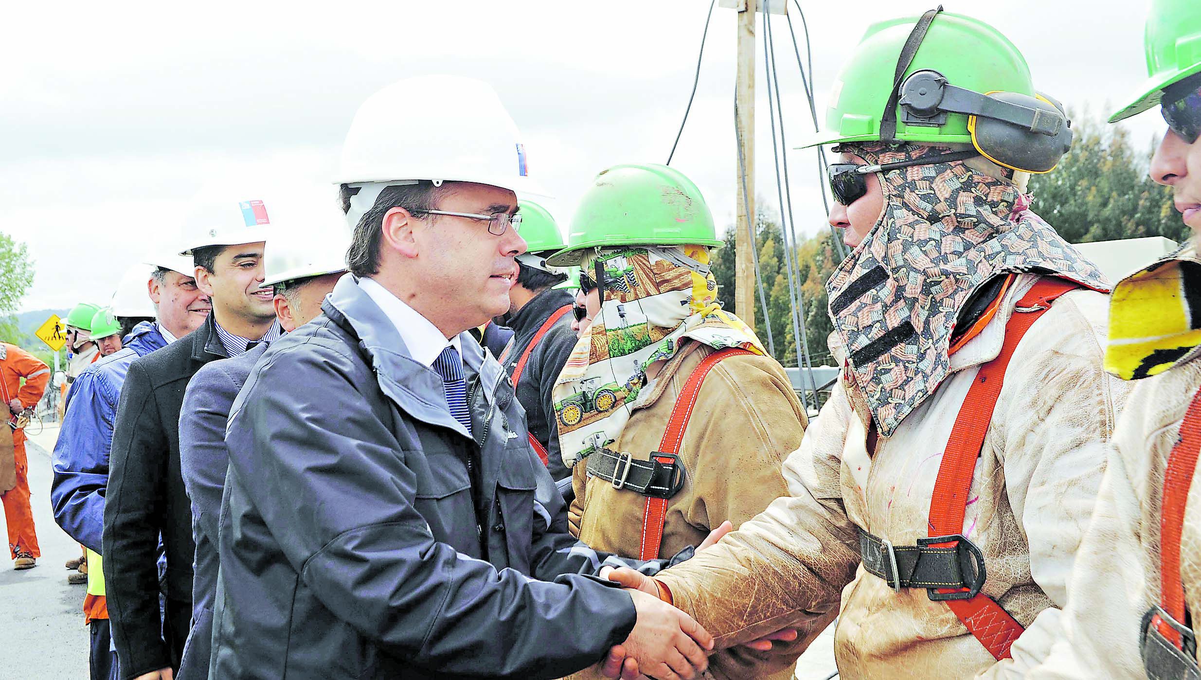 Ministro de Obras Públicas visita Puente de Cau Cau