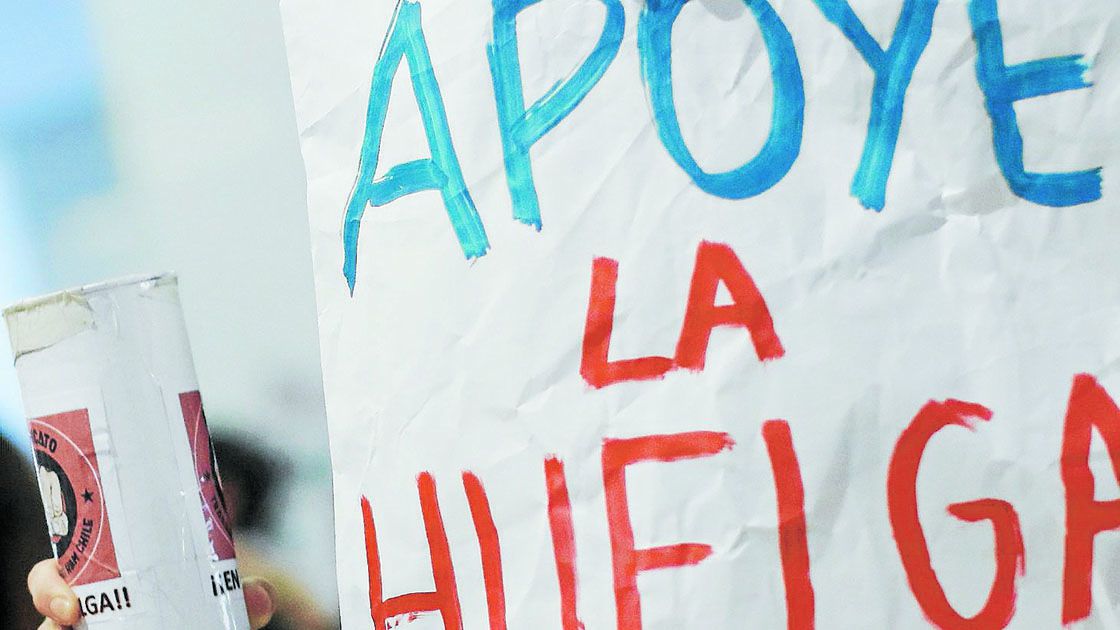 Trabajadores de H&M realizan una protesta en el Mall Costanera Center