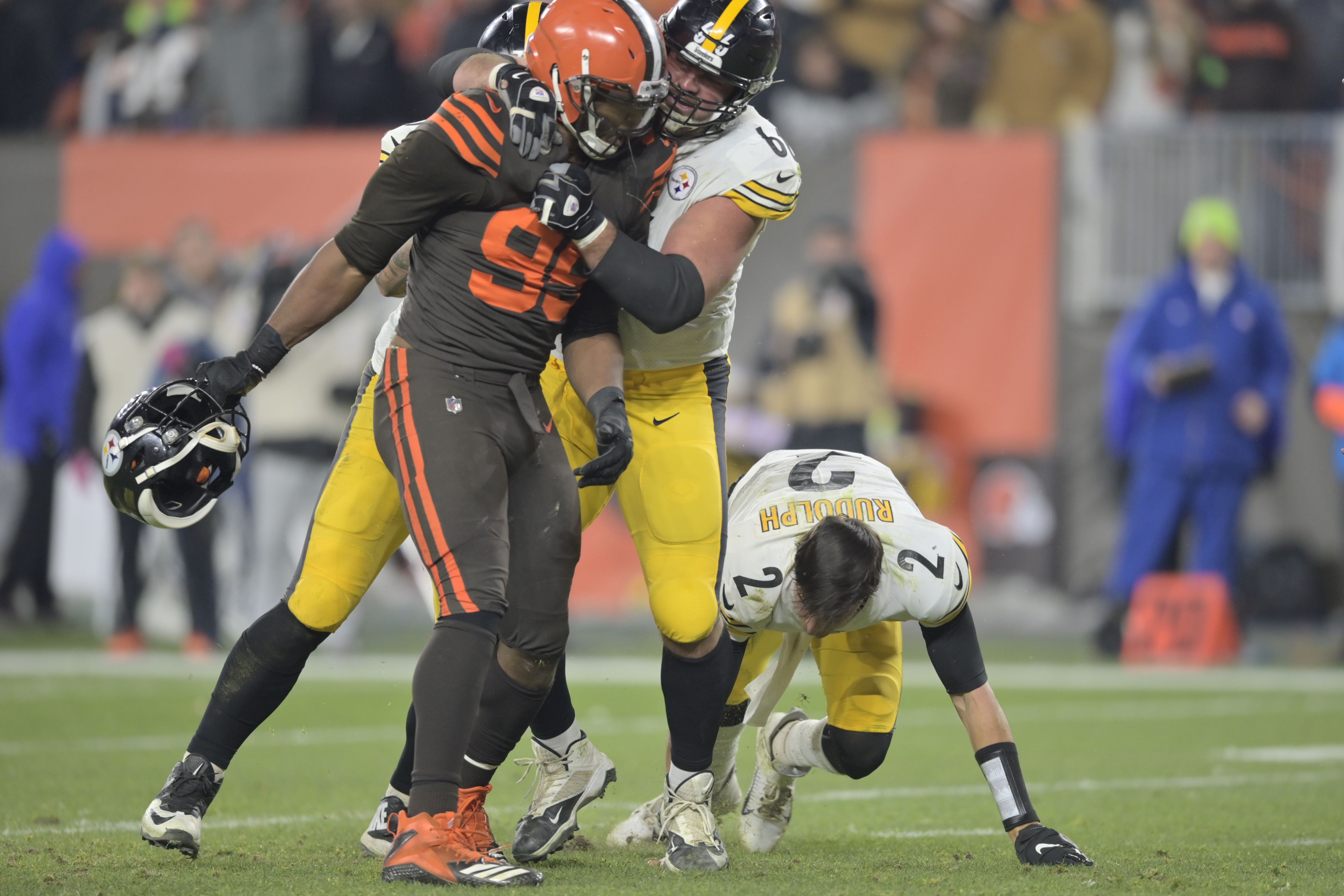 Steelers lineman David DeCastro praised as peacemaker for his role in  'Thursday Night Football' brawl, including from Myles Garrett