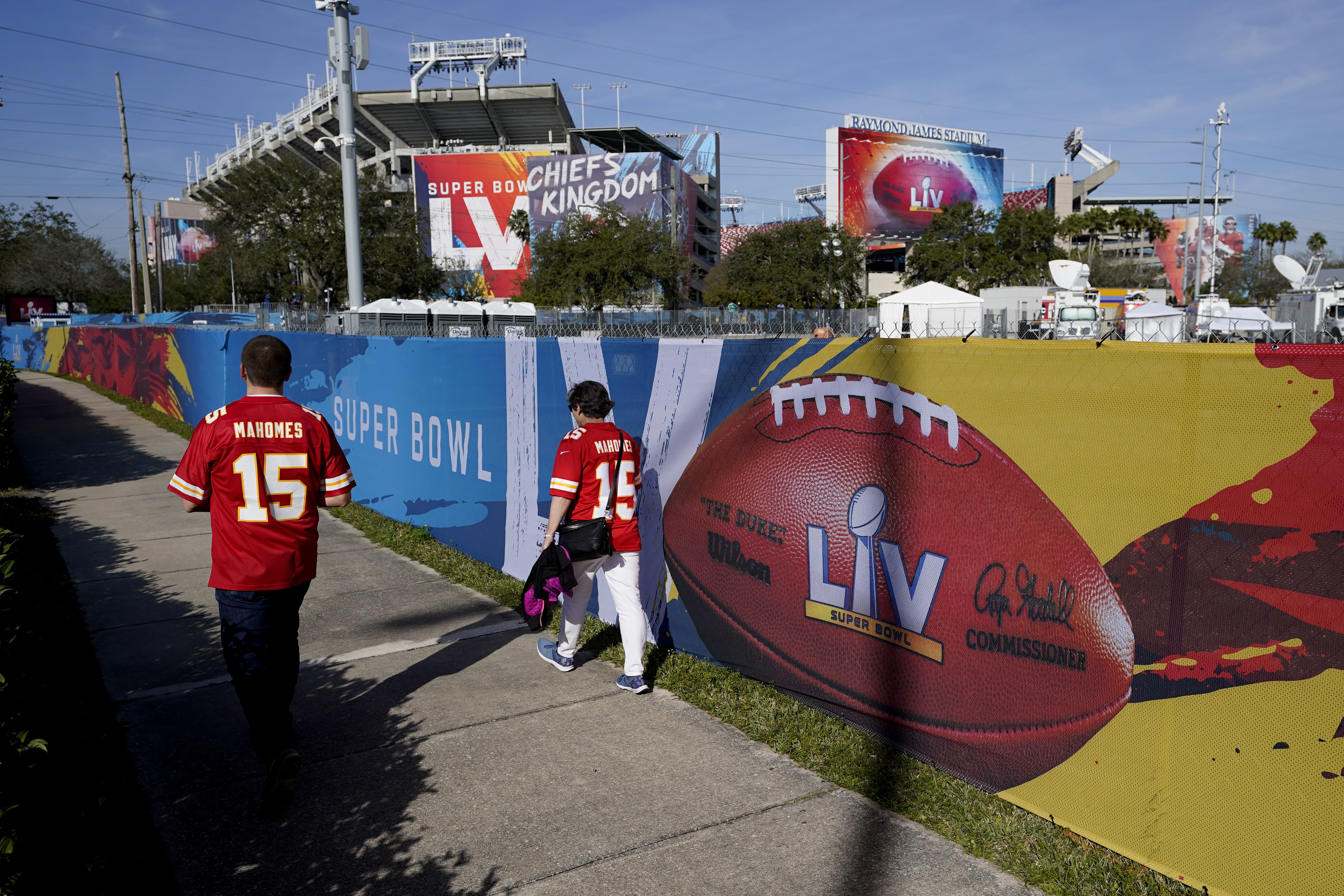 Tampa, United States. 07th Feb, 2021. Tampa Bay Buccaneers Mike Evans (13)  rushes in the second quarter of Super Bowl LV against the Kansas City  Chiefs at Raymond James Stadium in Tampa