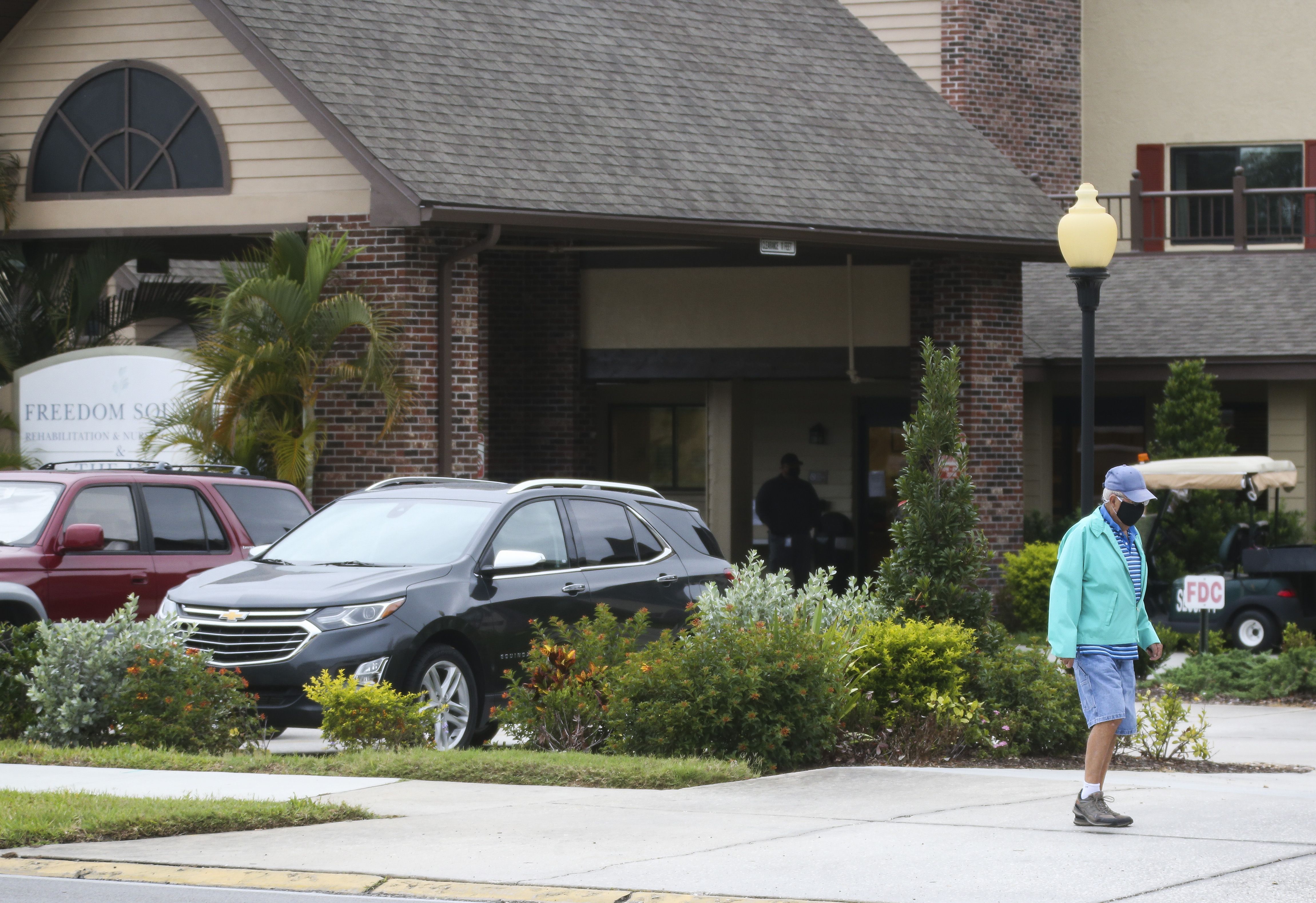 Hogar de ancianos en Seminole tiene docenas de casos de coronavirus;  pacientes fueron llevados a tres hospitales
