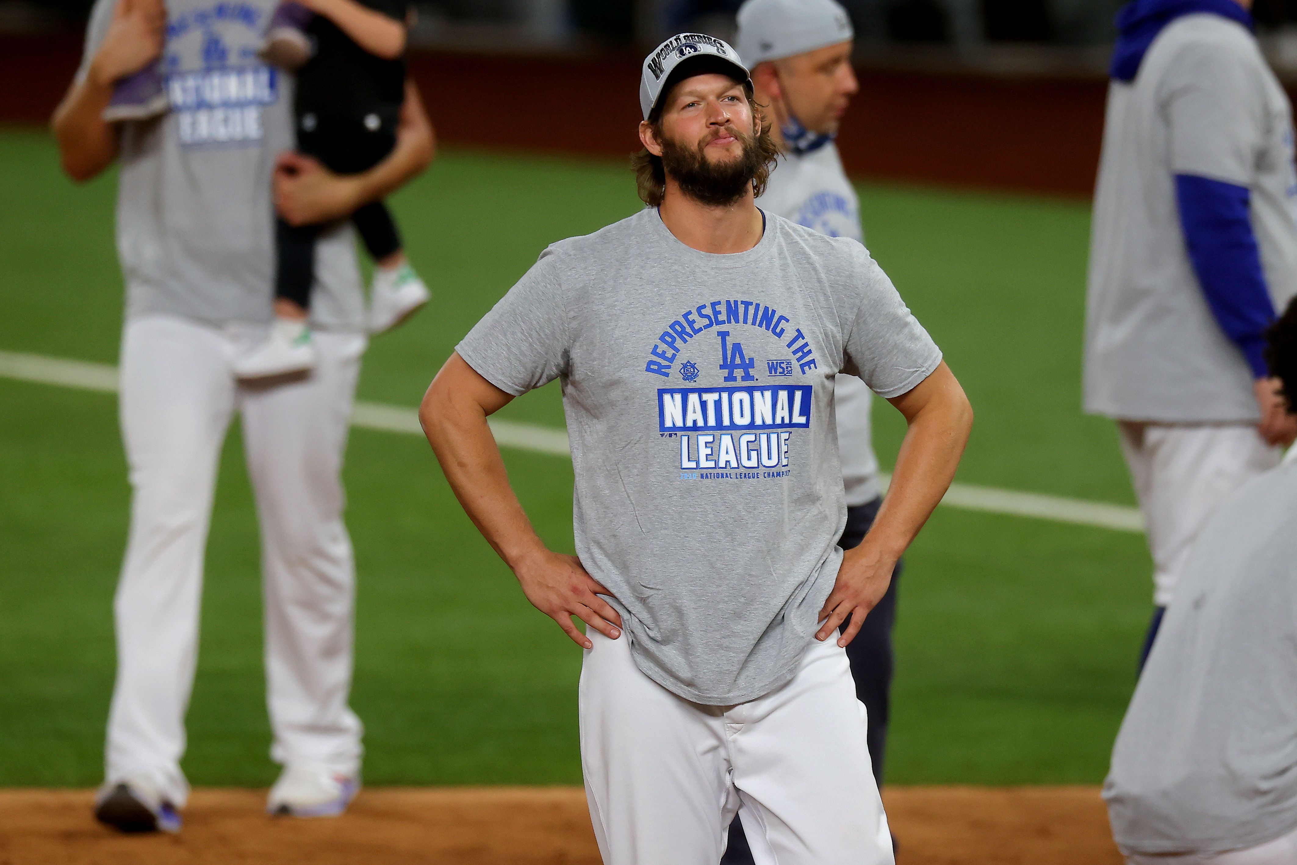 Clayton Kershaw stays with Dodgers on 1-year deal