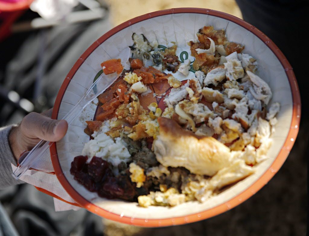 LOOK: Here's what's for Thanksgiving dinner at AT&T Stadium 