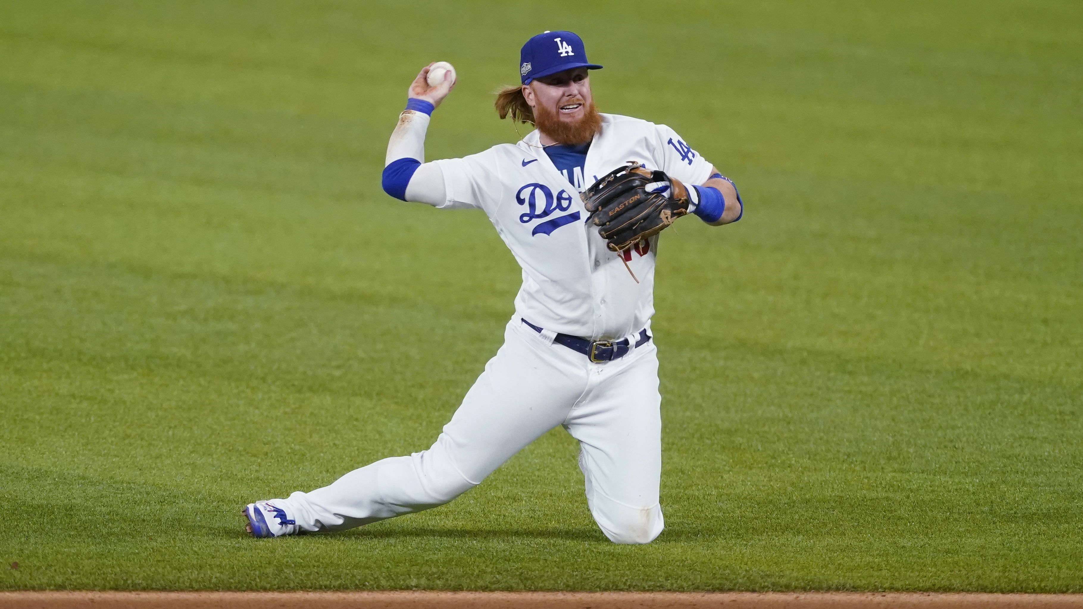 Cody Bellinger robs Fernando Tatis Jr. of home run