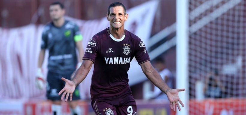 José Sand con la camiseta de Lanús.