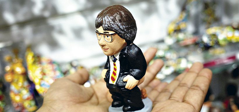 a-vendor-shows-a-mud-figure-of-catalan-pres-39636977